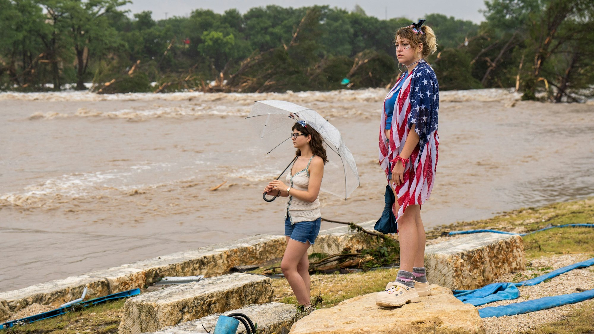 Zwei Frauen an einem überfluteten Gebiet am Guadalupe River.