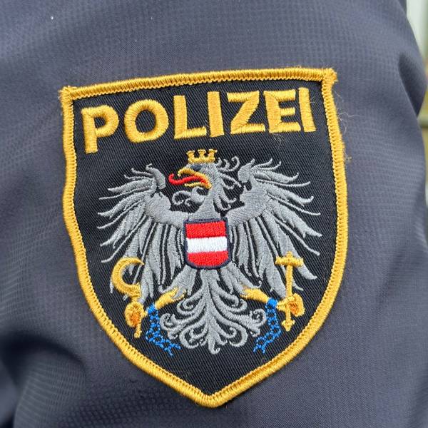 Das Emblem der österreichischen Polizei auf einer Uniform.