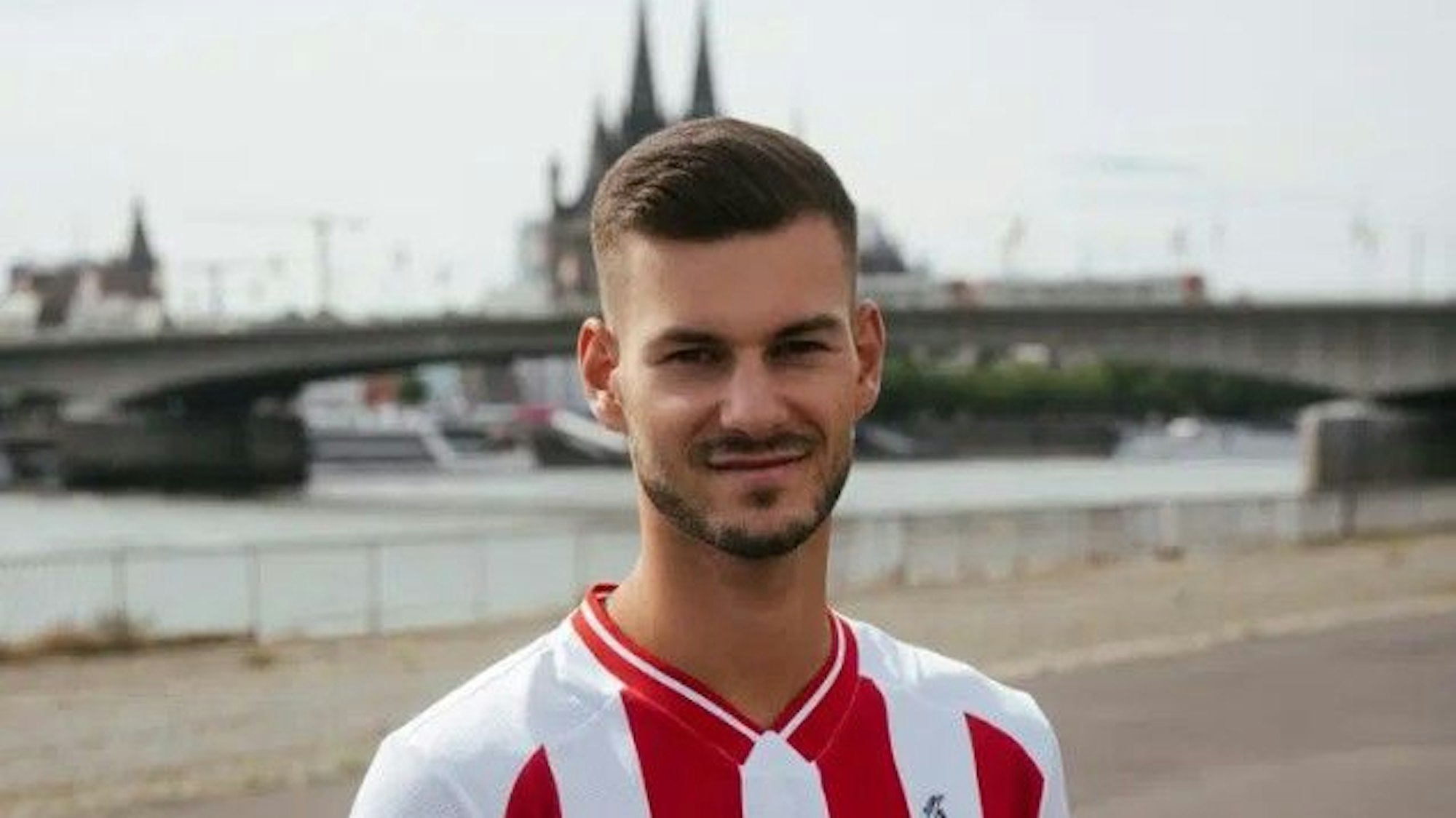 FC-Neuzugang Tom Krauß am Rheinufer.