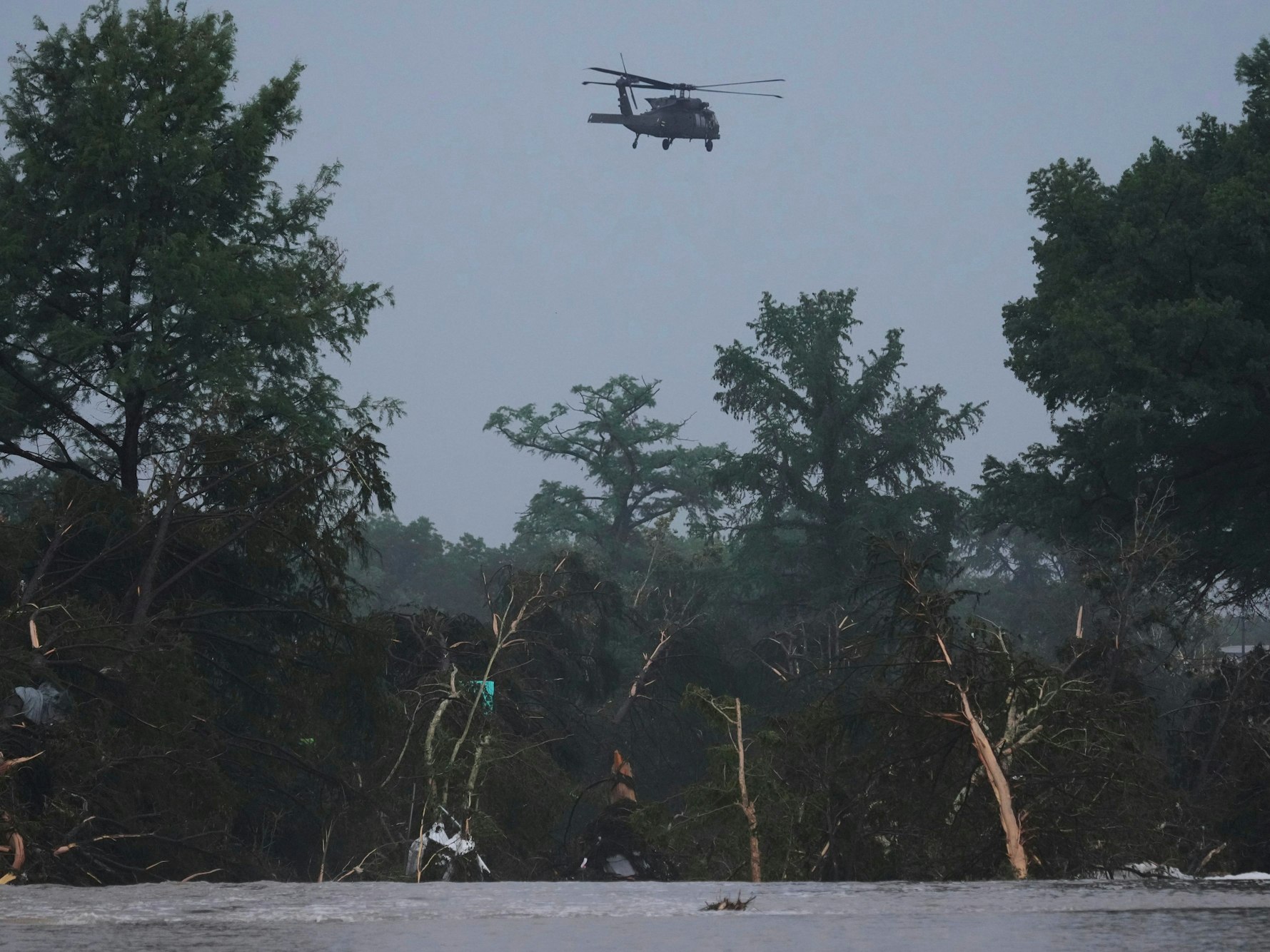 04.07.2025, USA, Kerrville: Ein Hubschrauber fliegt über den Guadalupe River, nachdem eine Sturzflut in Kerrville, Texas, über das Gebiet hinweggefegt ist. Foto: Eric Gay/AP/dpa +++ dpa-Bildfunk +++