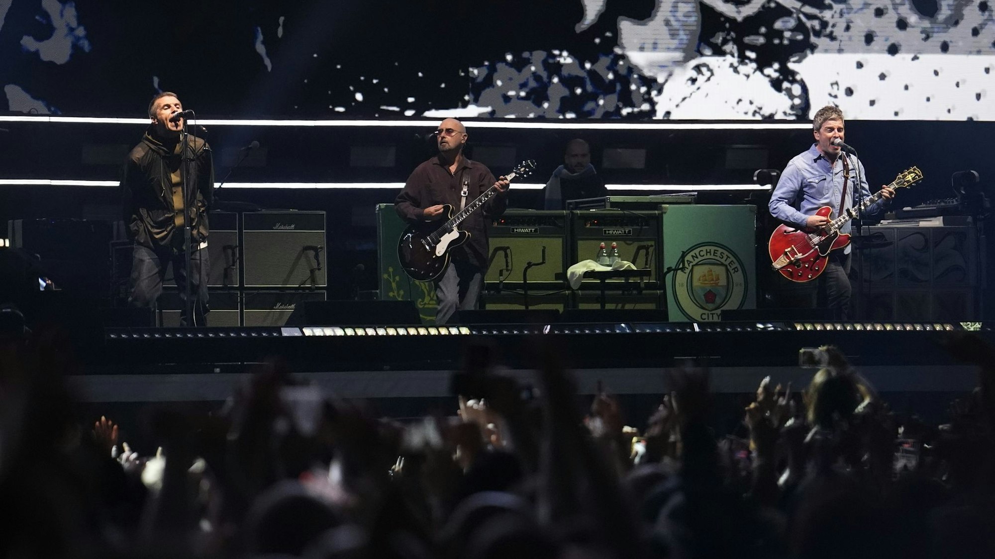 Oasis startete ihre lang ersehnte Tour in Cardiff.