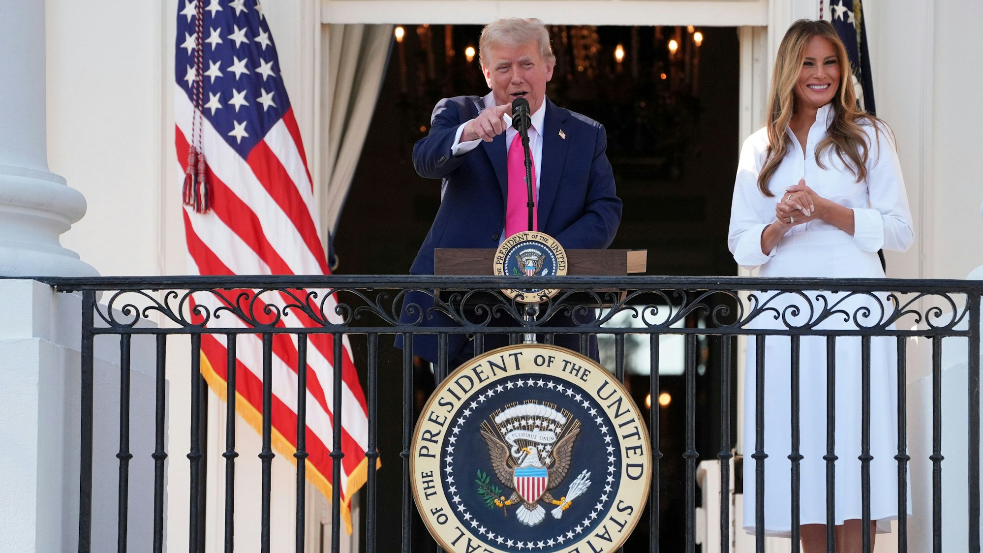 US-Präsident Donald Trump spricht neben First Lady Melania Trump bei einem Picknick für Militärfamilien zum Nationalfeiertag am 4. Juli im Weißen Haus in Washington.