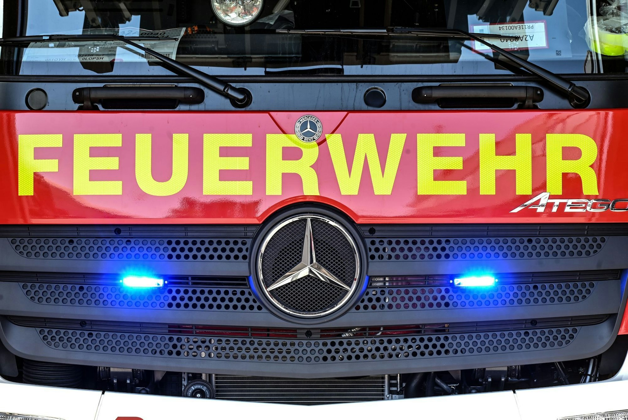 In Düsseldorf rettet die Feuerwehr über eine Drehleiter fünf Menschen aus einem Mehrfamilienhaus.