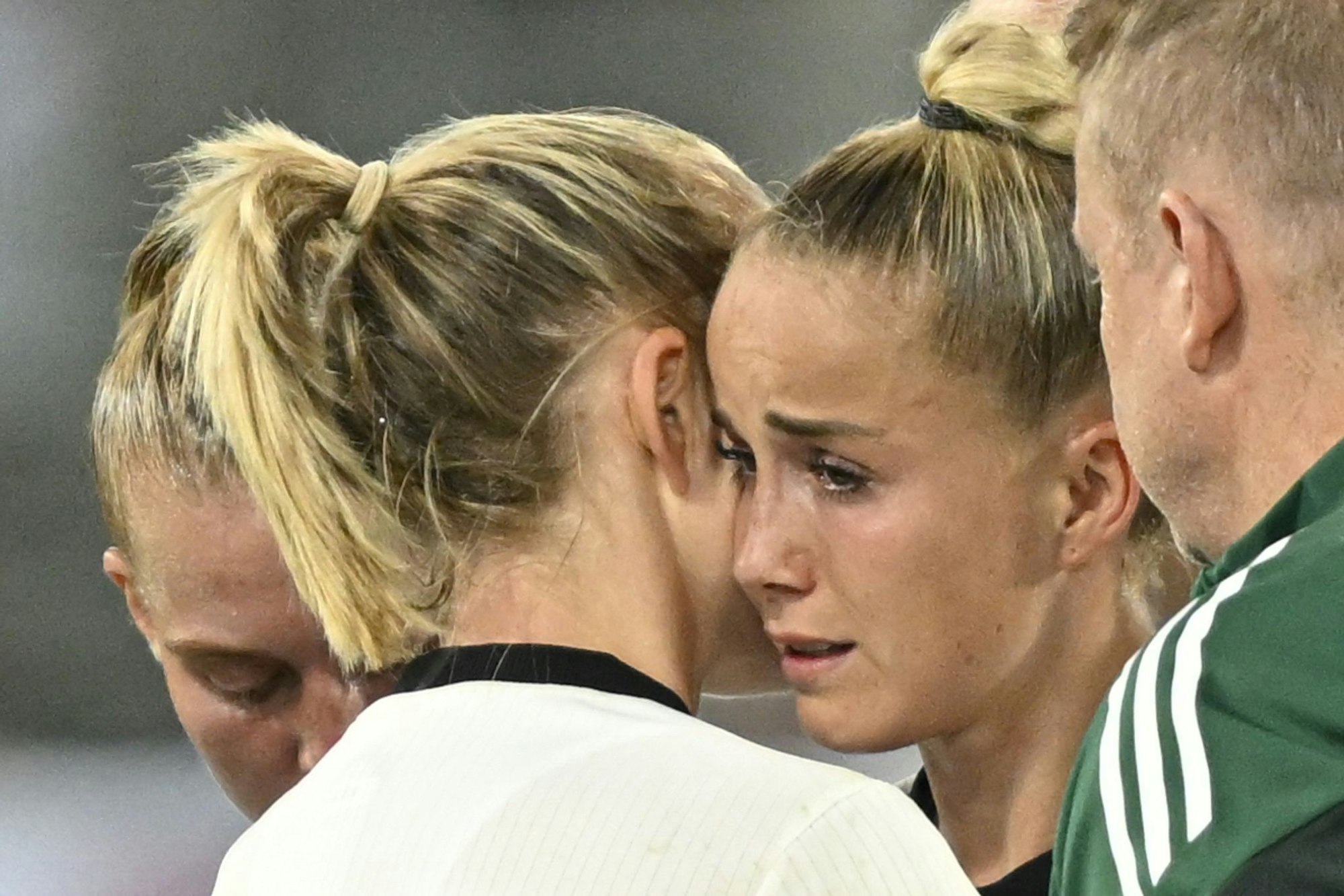 Ein Bild, das alles sagt: Für Giulia Gwinn ist die EM früh beendet.
