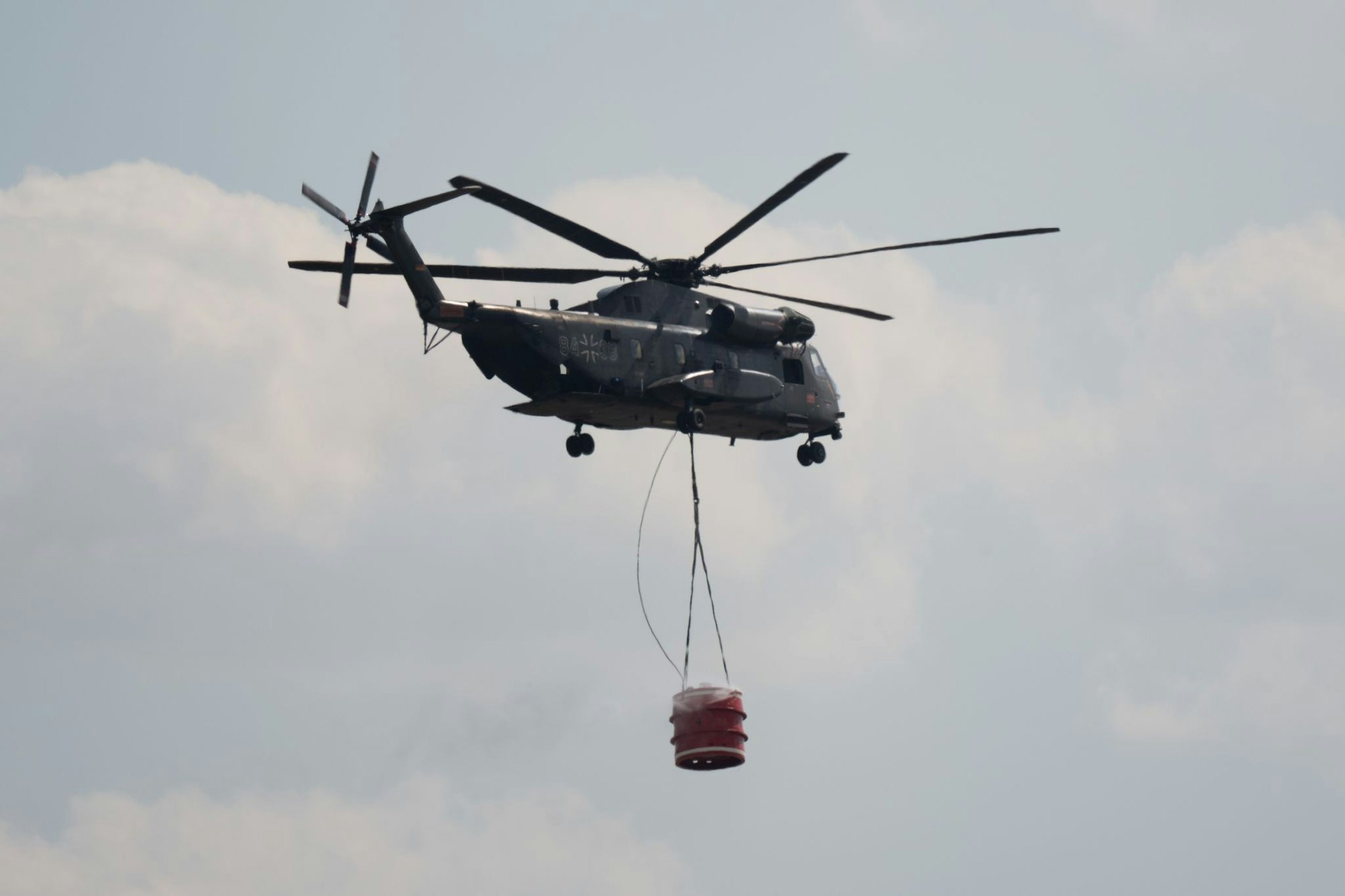 Auch ein Löschhubschrauber soll bei Tageslicht unterstützen, hieß es.