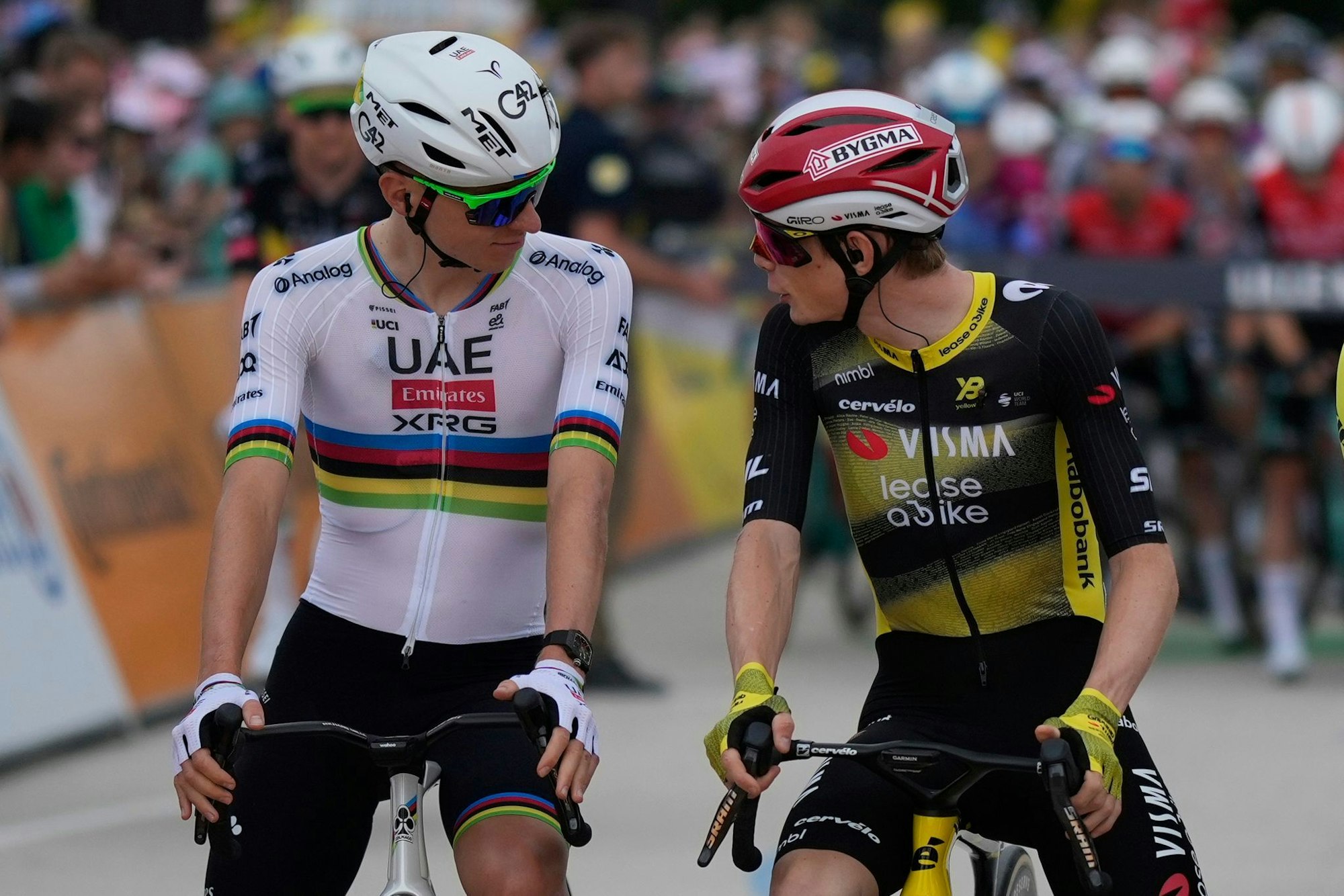 Die Top-Stars und Konkurrenten Tadej Pogacar (L) und Jonas Vingegaard unterhalten sich vor dem Start der 112. Tour de France.