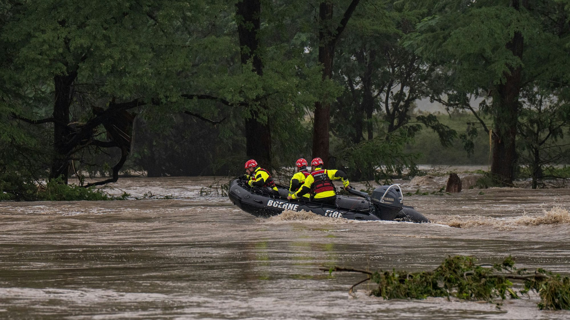COMFORT, TEXAS - JULY 04: Boerne Search and Rescue teams navigate upstream in an inflatable boat on the flooded Guadalupe River on July 4, 2025 in Comfort, Texas. Heavy rainfall caused flooding along the Guadalupe River in central Texas with multiple fatalities reported. Eric Vryn/Getty Images/AFP (Photo by Eric Vryn / GETTY IMAGES NORTH AMERICA / Getty Images via AFP)