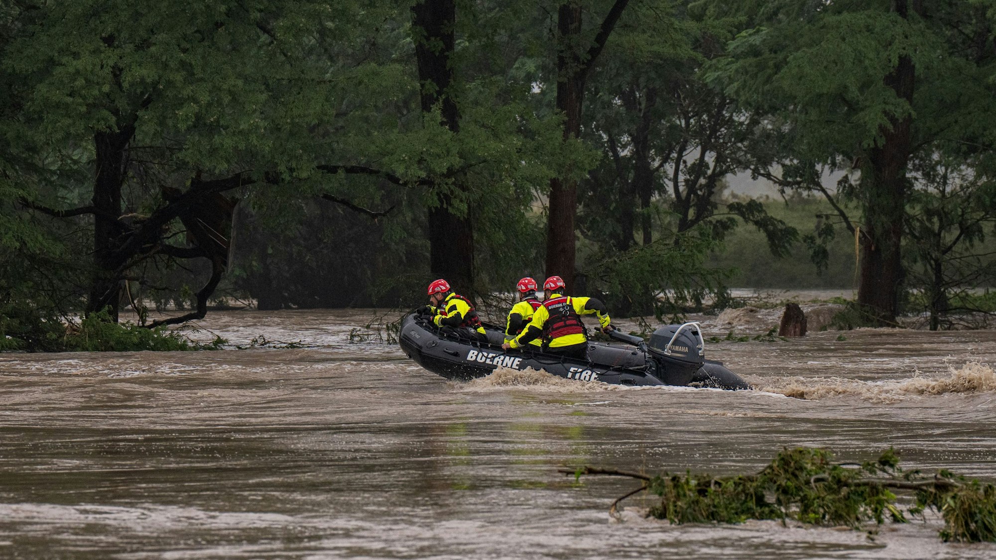 COMFORT, TEXAS - JULY 04: Boerne Search and Rescue teams navigate upstream in an inflatable boat on the flooded Guadalupe River on July 4, 2025 in Comfort, Texas. Heavy rainfall caused flooding along the Guadalupe River in central Texas with multiple fatalities reported. Eric Vryn/Getty Images/AFP (Photo by Eric Vryn / GETTY IMAGES NORTH AMERICA / Getty Images via AFP)