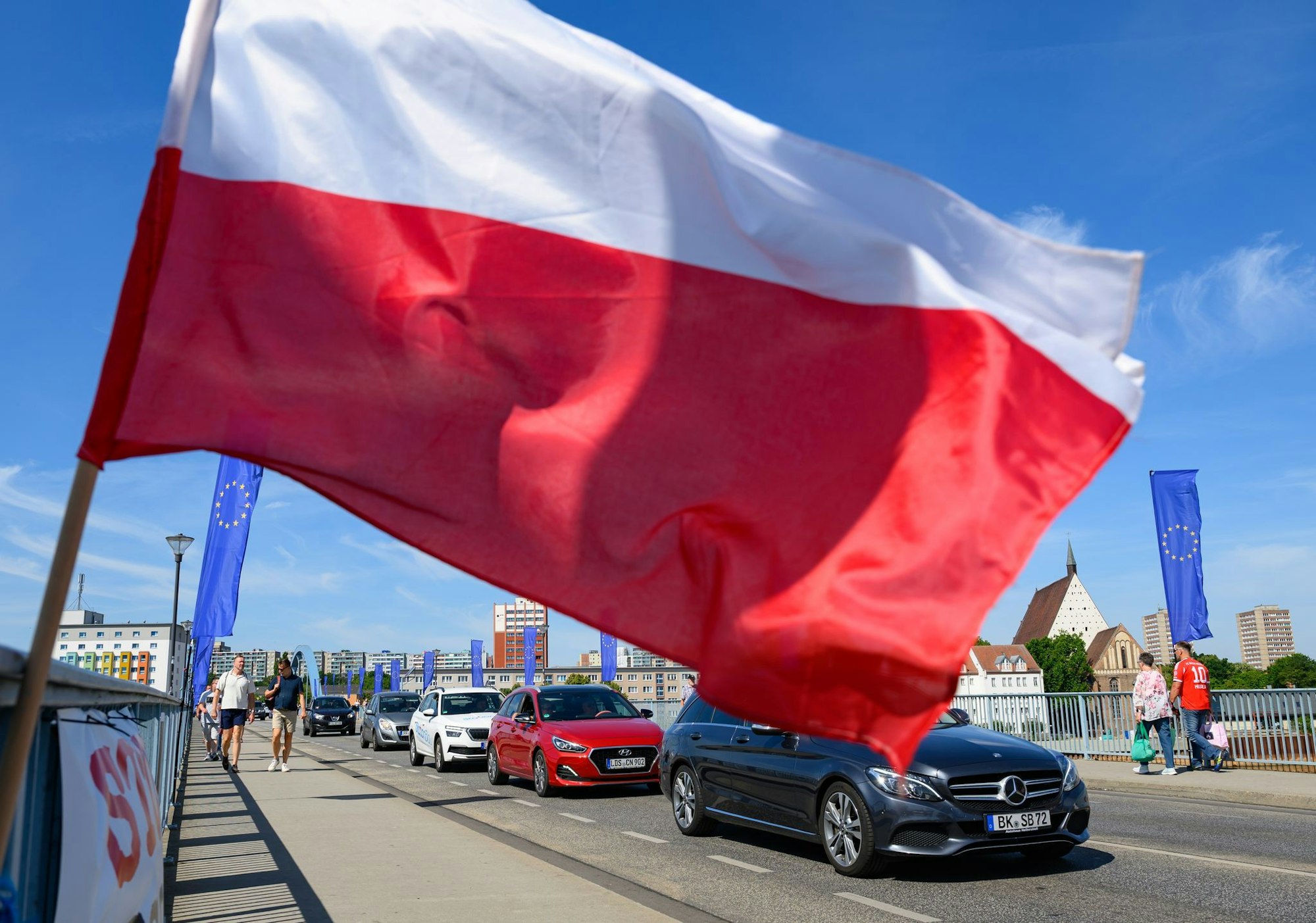 Polen beginnt ab Montag mit Grenzkontrollen zu Deutschland - das könnte zu Staus führen. Das Bundesinnenministerium will Staus durch deutsche Kontrollen vermeiden.