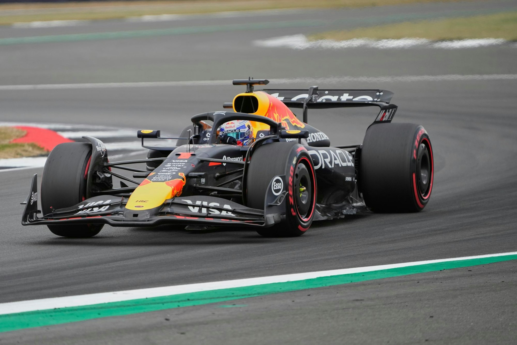 Weltmeister Max Verstappen startet in Silverstone von der Pole Position.