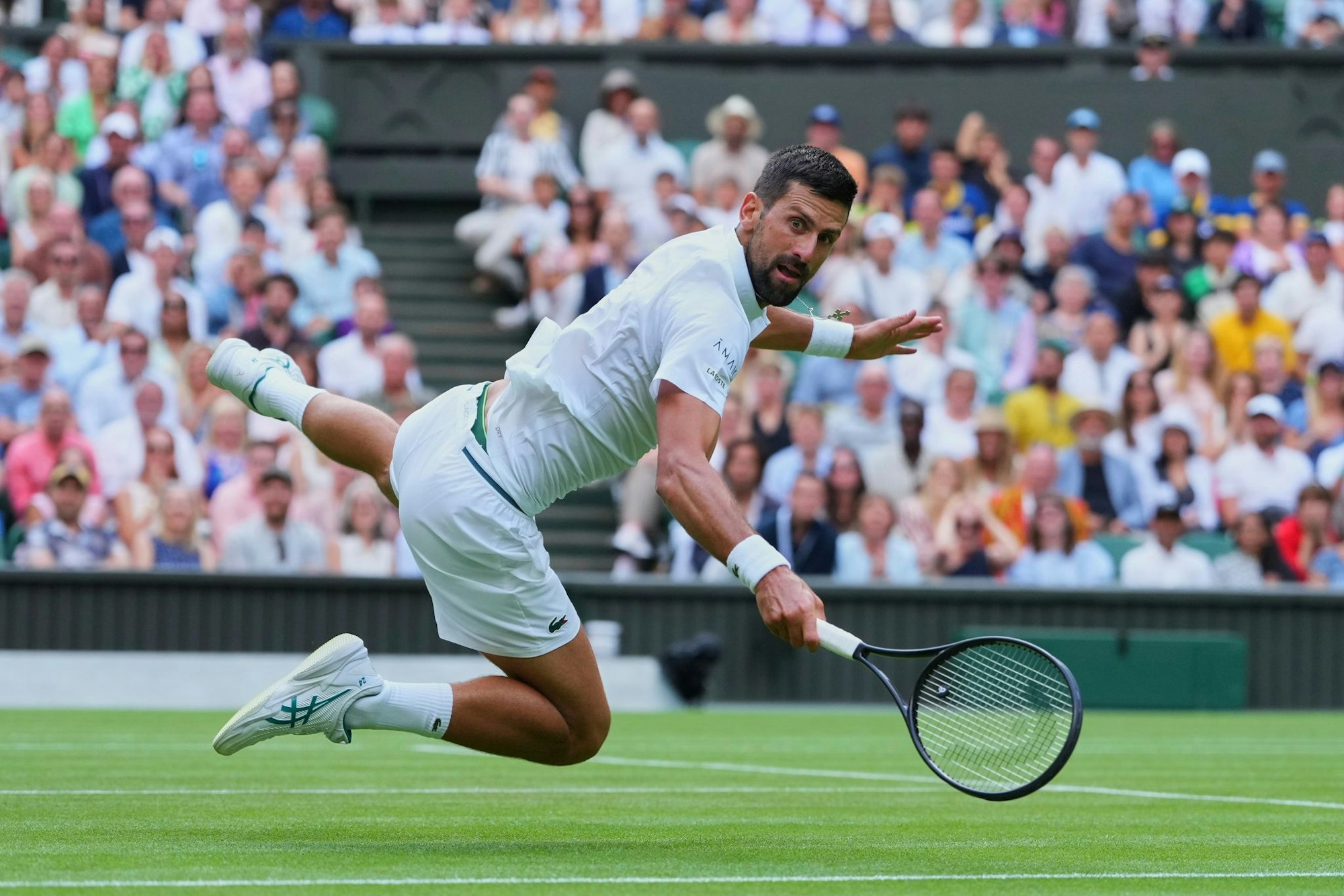 Novak Djokovic gewinnt mit akrobatischer Einlage.