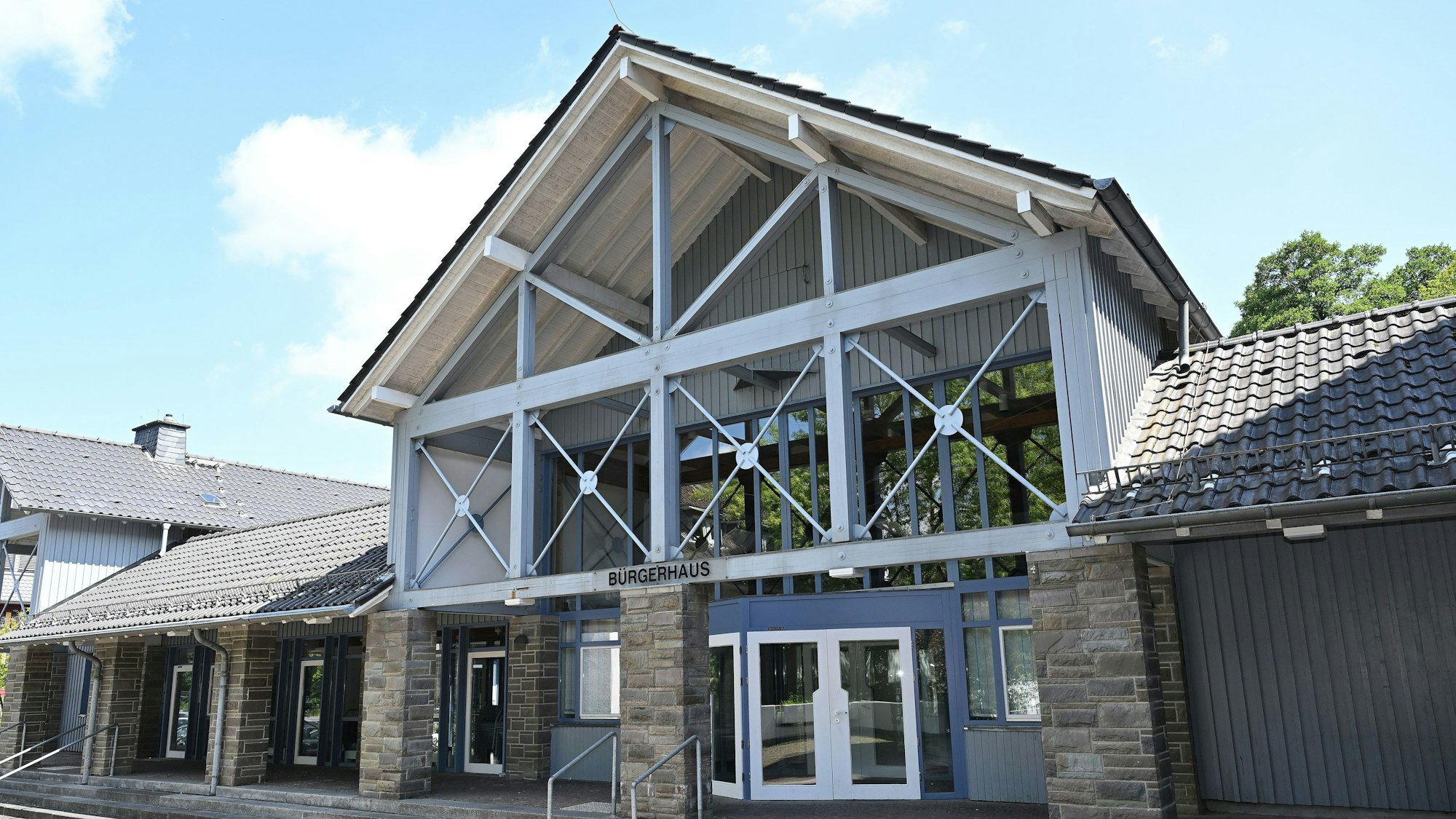 Das Kürtener Bürgerhaus besteht aus braunen Backsteinen und weißen Stützbalken.