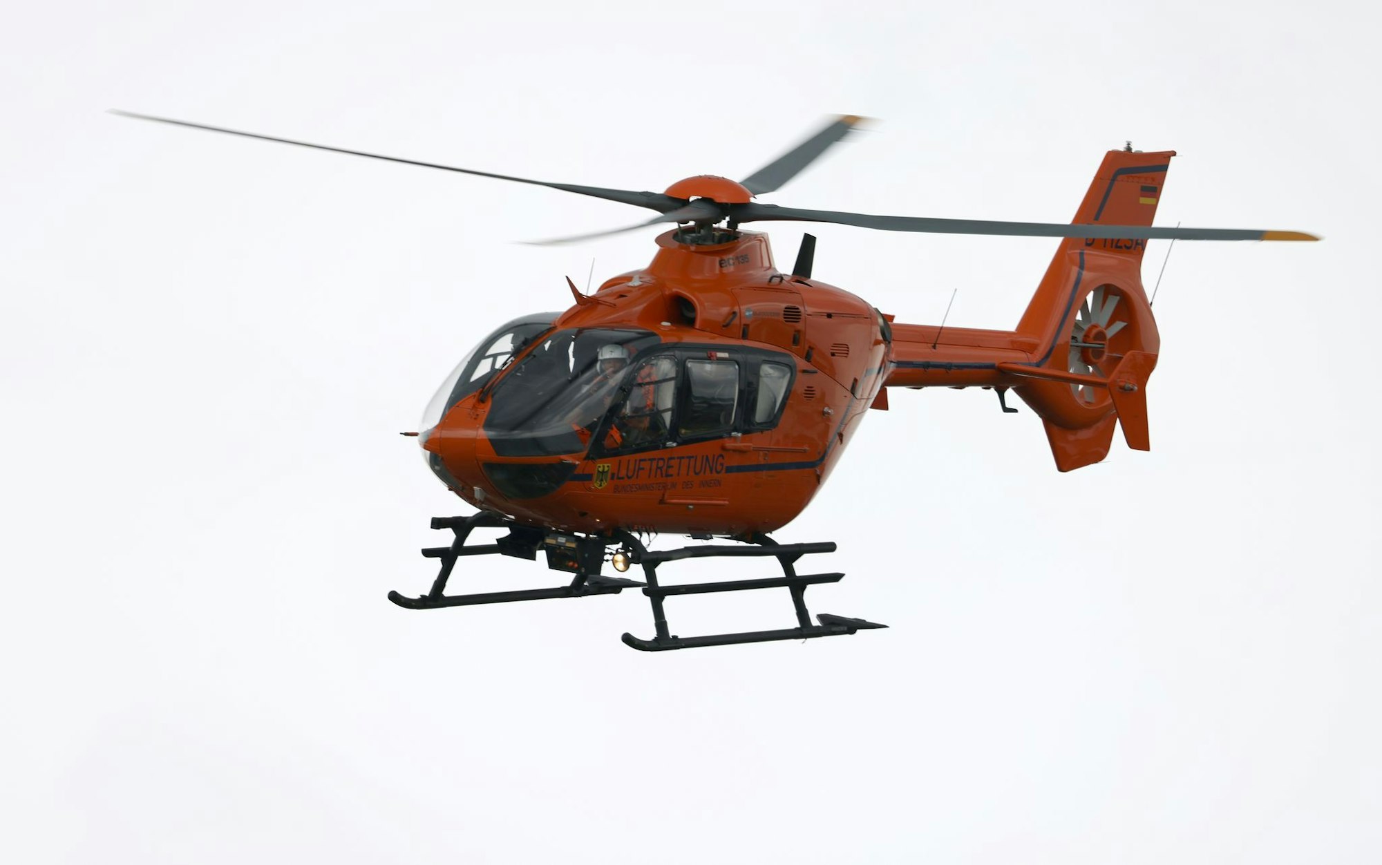 Ein Rettungshubschrauber hat einen durch eine Verpuffung schwer verletzten Mann in eine Spezialklinik in Dortmund transportiert (Symbolbild)