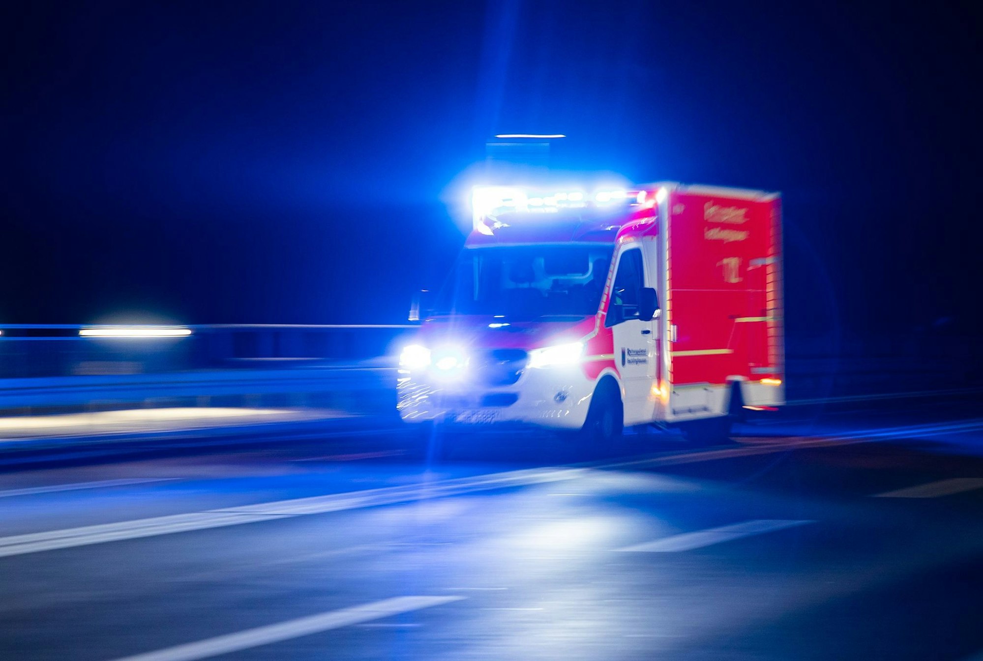 Für einen Radfahrer kam in der Nacht zum Sonntag nach einem Unfall in Lünen jede Hilfe zu spät (Foto-Illustration)
