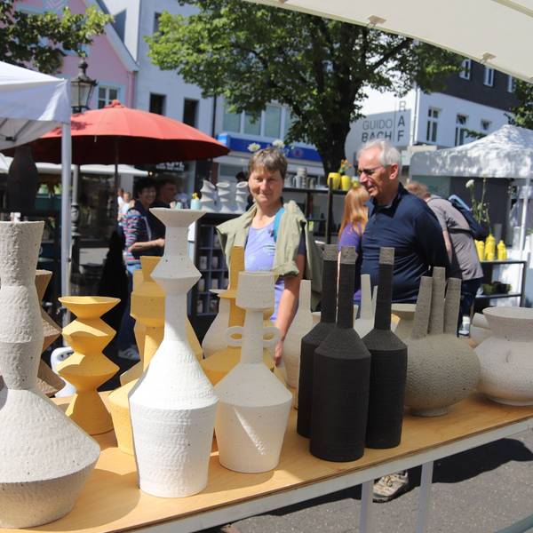 Der Keramikmarkt in Siegburg zog mehrere tausend Menschen an. Aussteller, Veranstalter und Besucher waren gleichermaßen zufrieden mit der zweitägigen Veranstaltung.