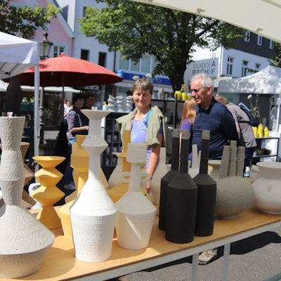 Der Keramikmarkt in Siegburg zog mehrere tausend Menschen an. Aussteller, Veranstalter und Besucher waren gleichermaßen zufrieden mit der zweitägigen Veranstaltung.