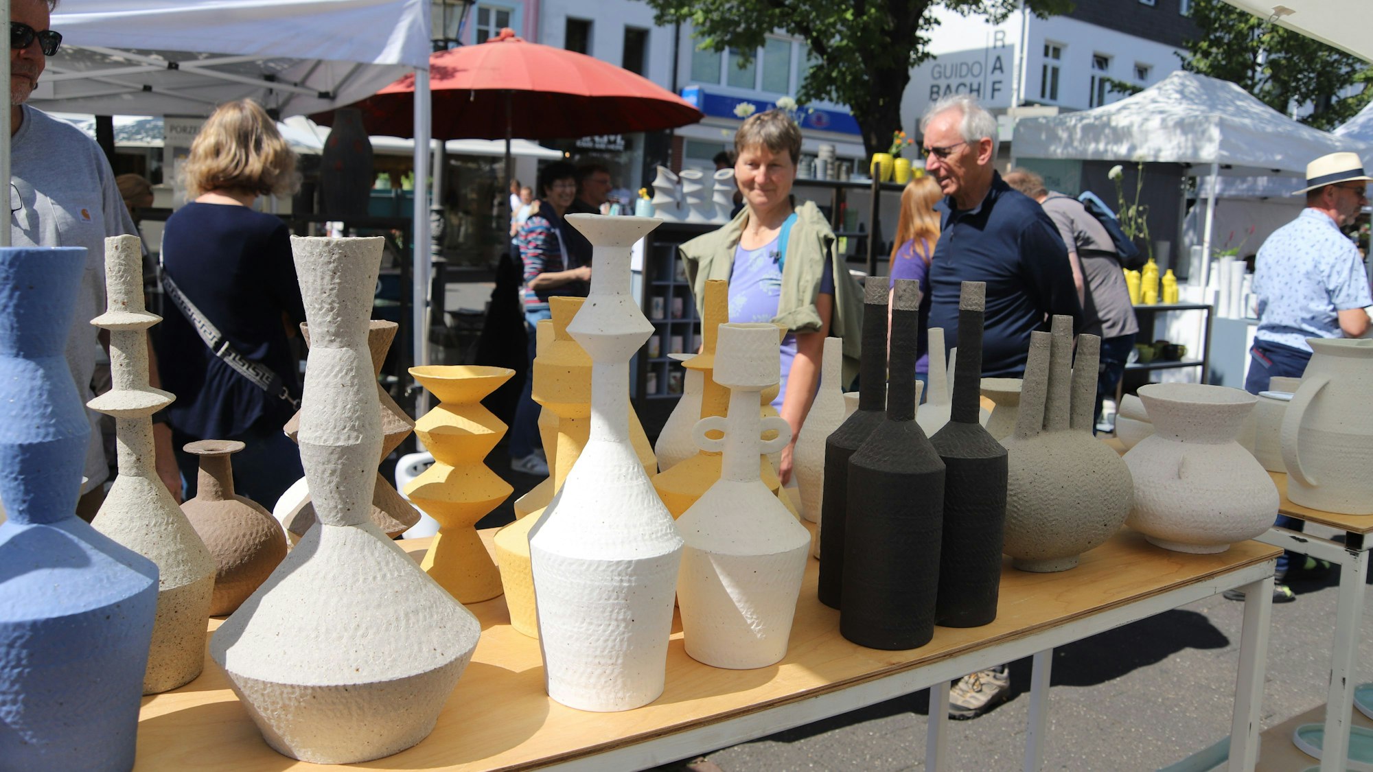 Der Keramikmarkt in Siegburg zog mehrere tausend Menschen an. Aussteller, Veranstalter und Besucher waren gleichermaßen zufrieden mit der zweitägigen Veranstaltung.