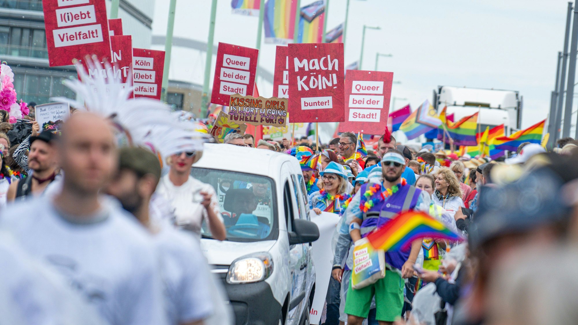 Demonstrierende auf der Deutzer Brücke.