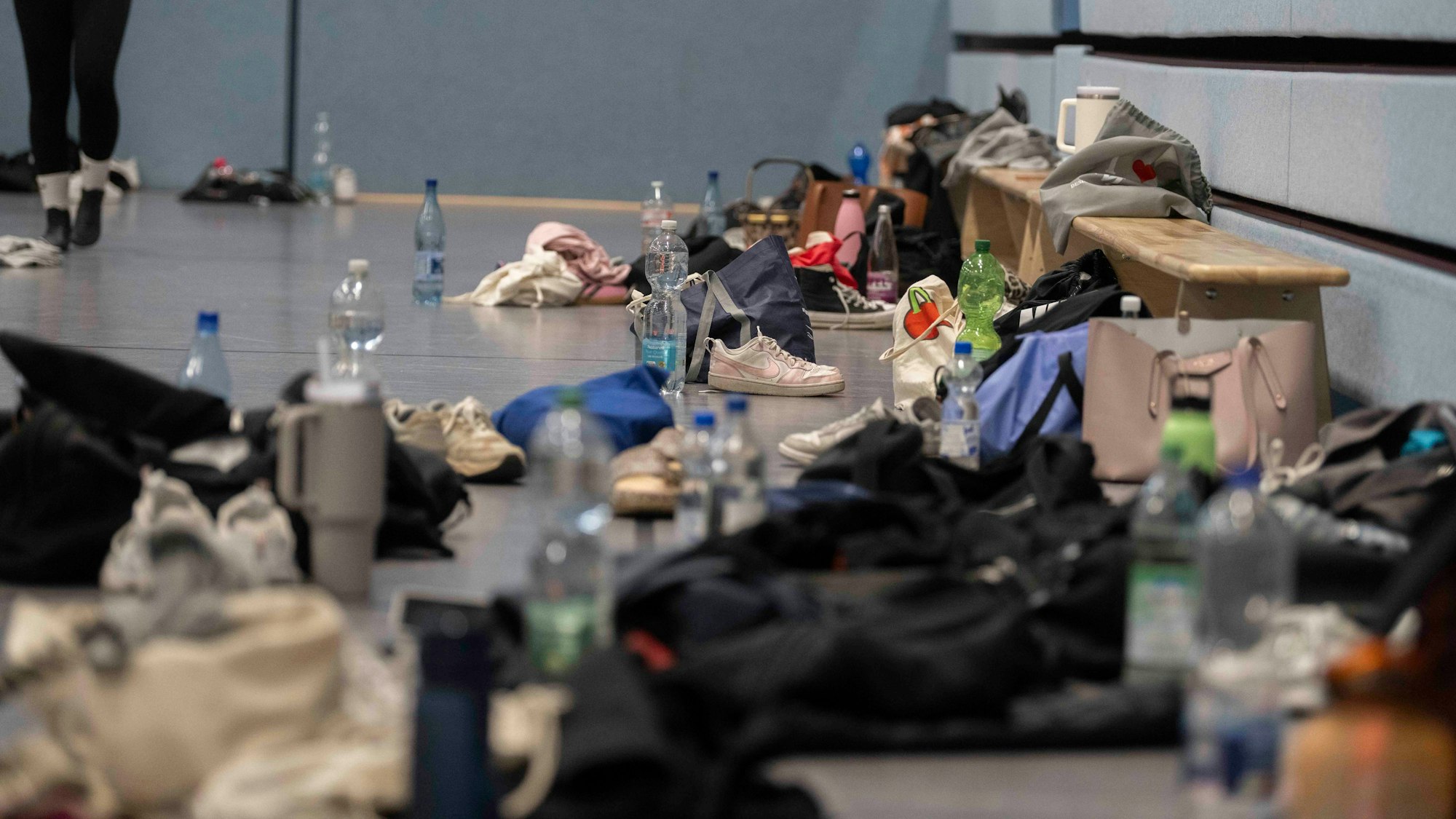 Das Bild zeigt zahlreiche Taschen, Schuhe und Trinkflaschen.