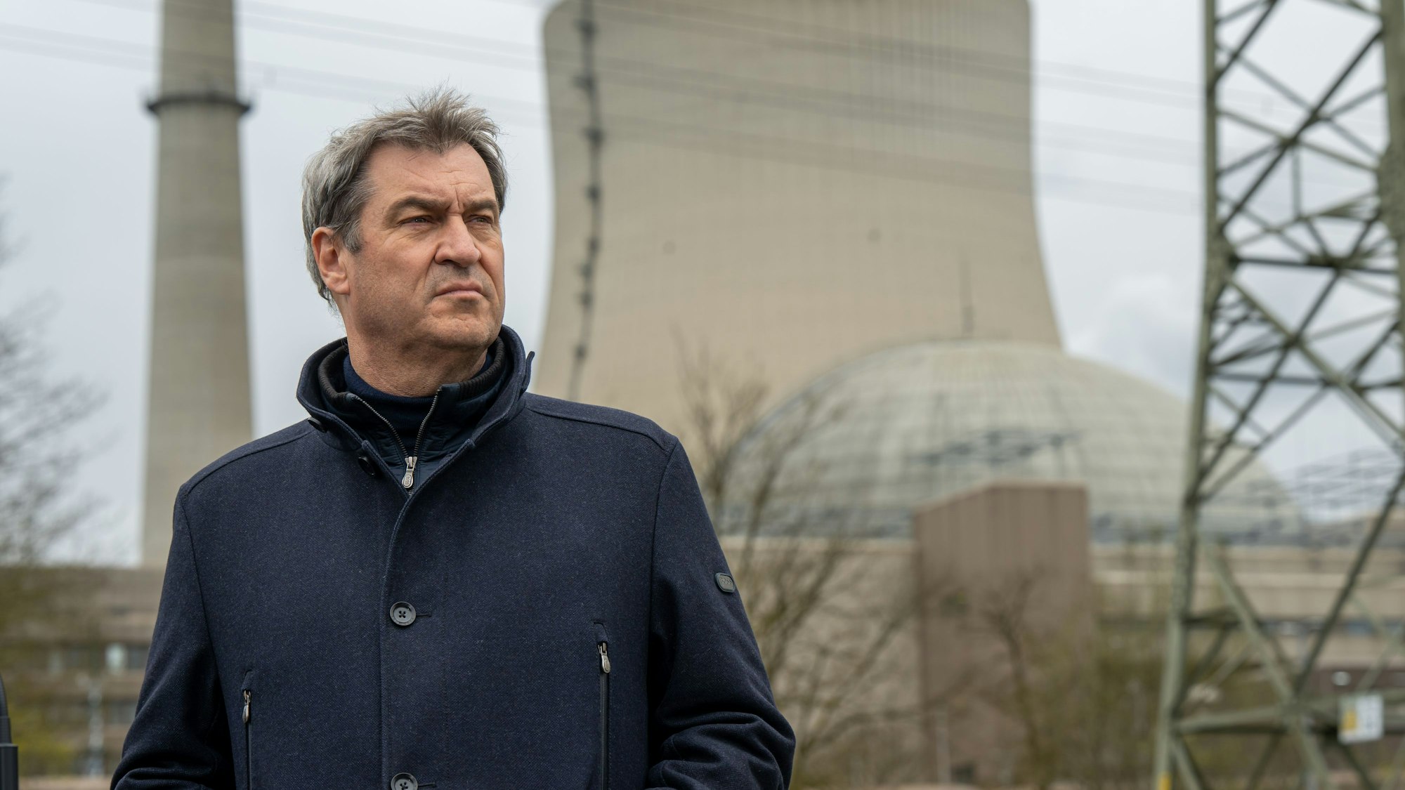 ARCHIV - 13.04.2023, Bayern, Essenbach: Markus Söder (CSU), Ministerpräsident von Bayern, nimmt nach seinem Besuch des Kernkraftwerks Isar 2 an einer Pressekonferenz vor der Anlage teil. (zu dpa: «Grünen-Politiker wirft Söder Atom-Lügen im Wahlkampf vor») Foto: Peter Kneffel/dpa +++ dpa-Bildfunk +++