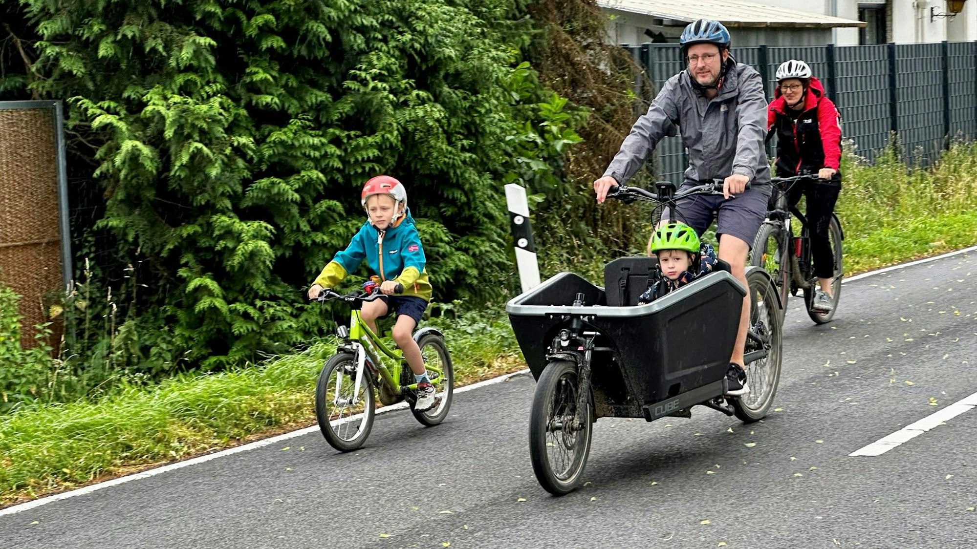 Die Eltern Martin und Sarah Meiboom mit den Söhnen Lennart (l) und Jona genossen den Familienausflug.