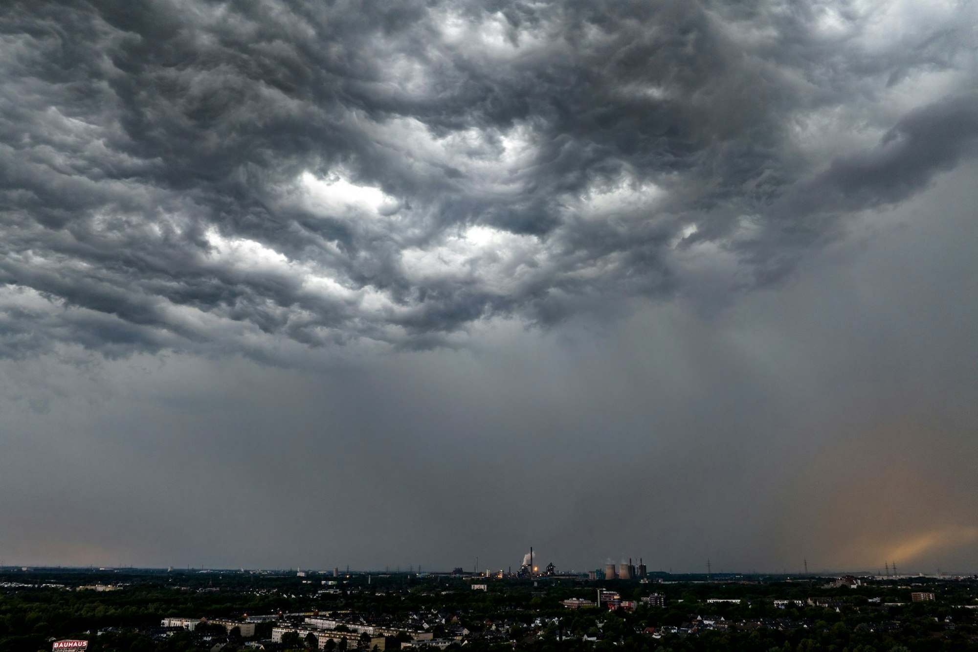 Immer wieder sind in den nächsten Tagen Gewitter zu erwarten. (Symbolbild)