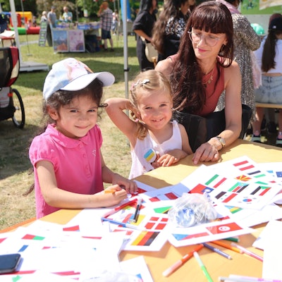 Spaß im Wiehlpark: Nelli (5) und Marie (3) malen mit ihrer Mutter Nataliya Fahnen nach. Das Begegnungsfest ist eines von dreien, das die Stadt am vergangenen Wochenende auf dem Freizeitgelände ausgerichtet hat.