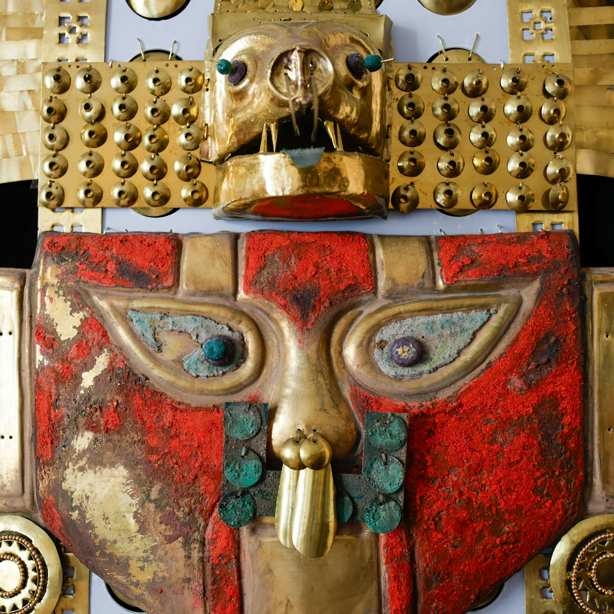 Eine Totenmaske schmückt den Gastraum im „a comer!“