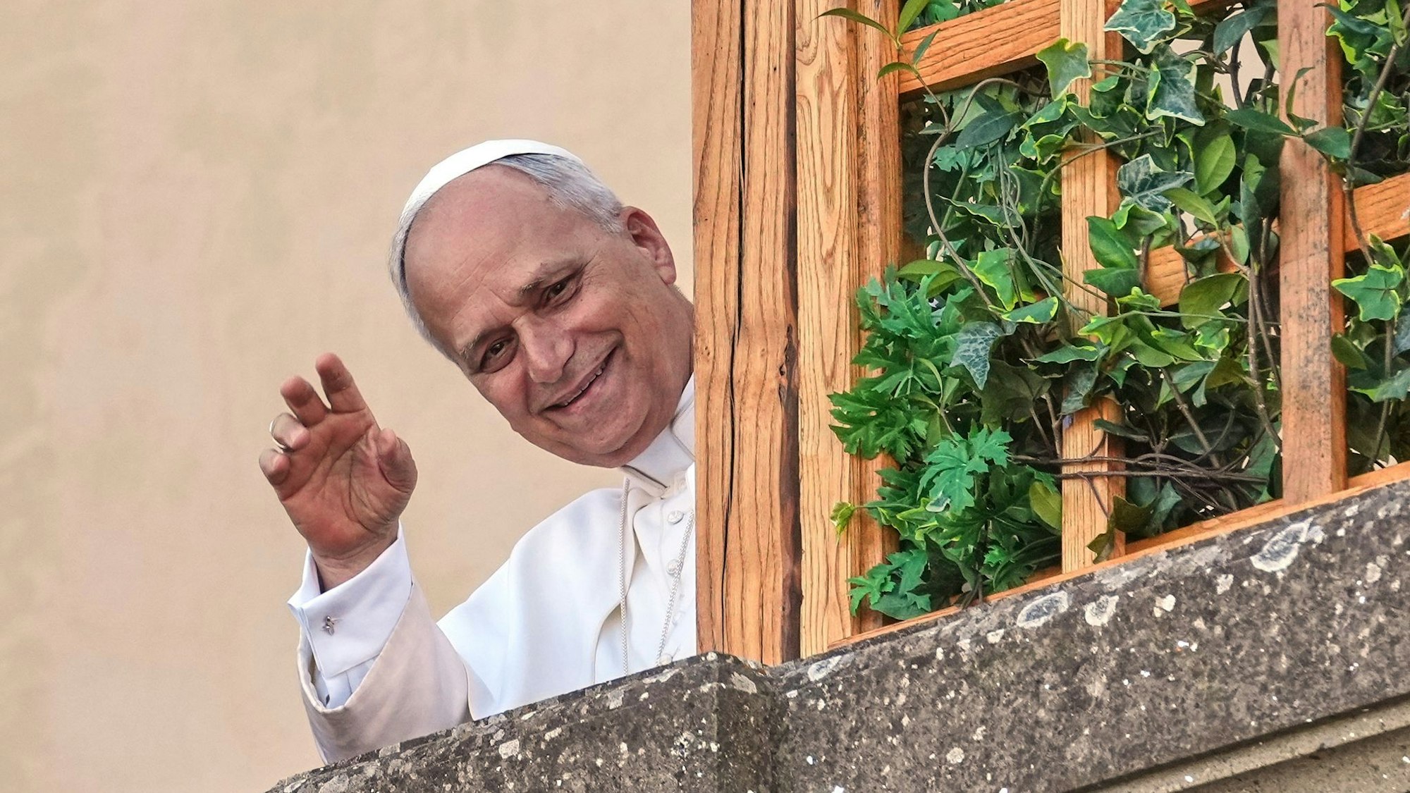 Papst Leo XIV. grüßt aus dem Urlaub in Castel Gandolfo.