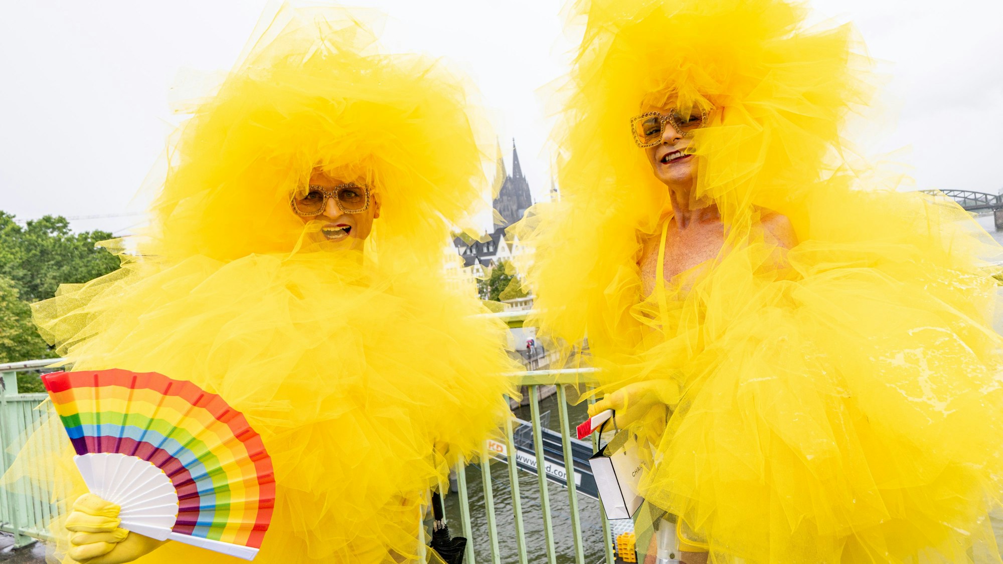 Farbenfrohe Outfits gehören zum CSD.