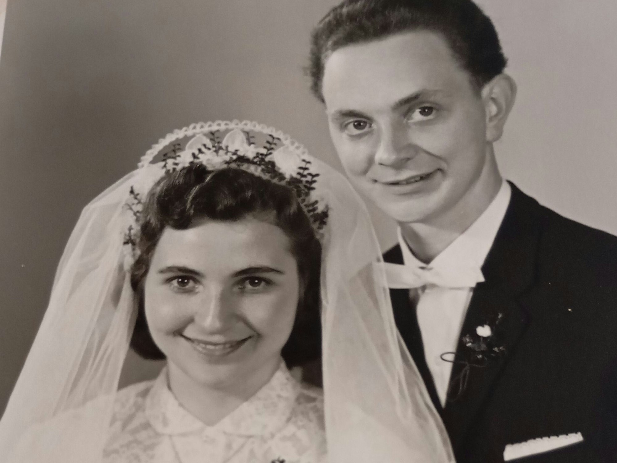 Das Brautpaar, sie in Weiß mit Schleier, er im Anzug.