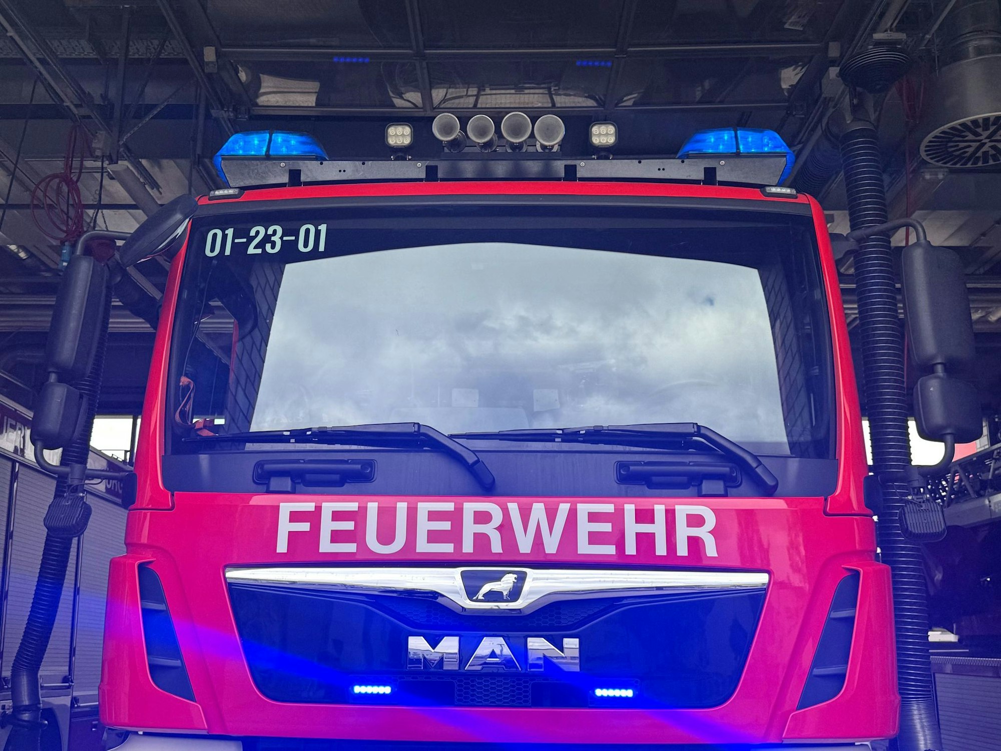 Zwei Feuerwachen sowie die Freiwillige Feuerwehr sind zur Bekämpfung der Feuer angerückt. (Symbolbild)