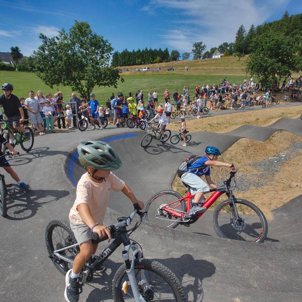 Kaum hatte die Profi-Schar die Pisten im neuen Skate- und Bikepark in Waldbröl verlassen, da stürmten prompt die Kinder und Jugendlichen die Freizeitattraktion in der Ortschaft Niederhof.