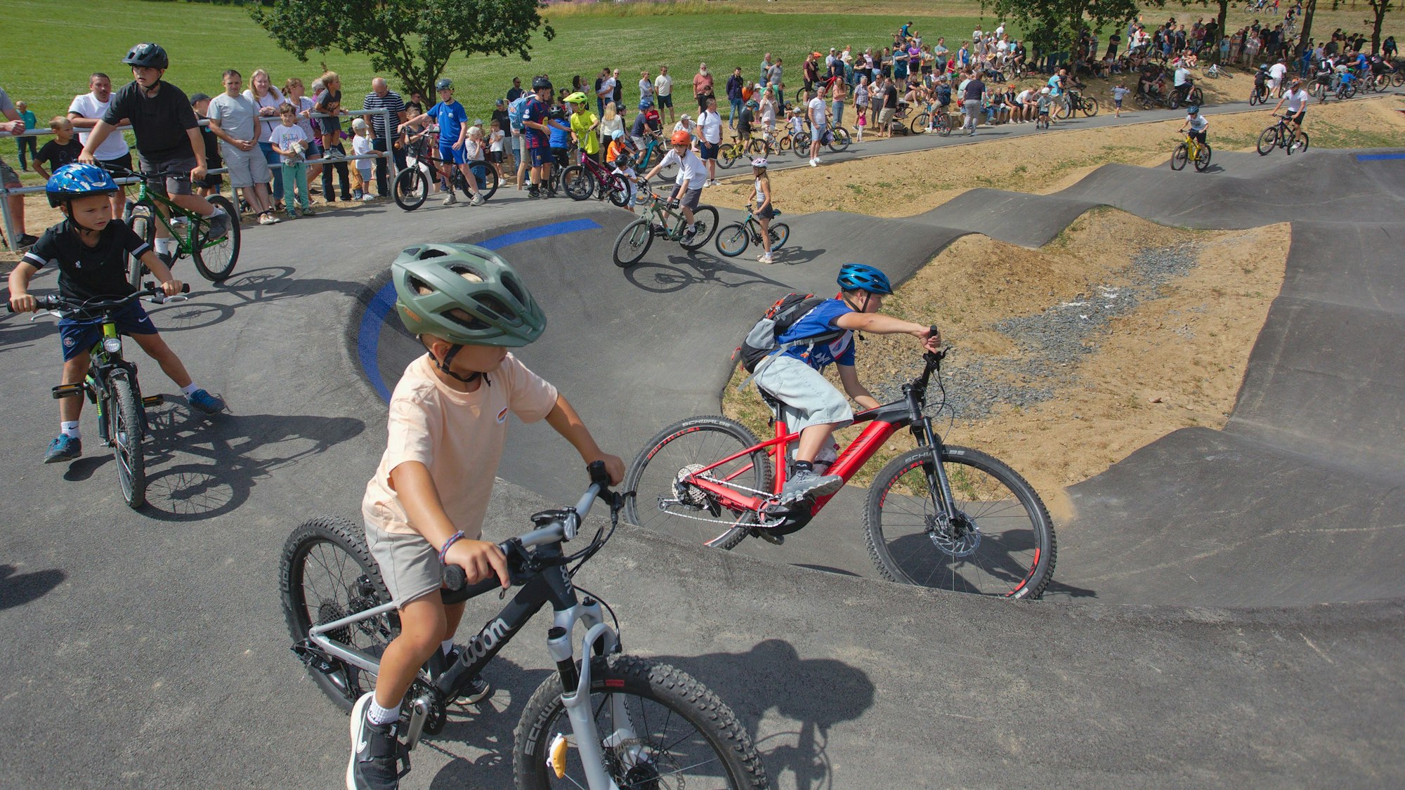 Kaum hatte die Profi-Schar die Pisten im neuen Skate- und Bikepark in Waldbröl verlassen, da stürmten prompt die Kinder und Jugendlichen die Freizeitattraktion in der Ortschaft Niederhof.