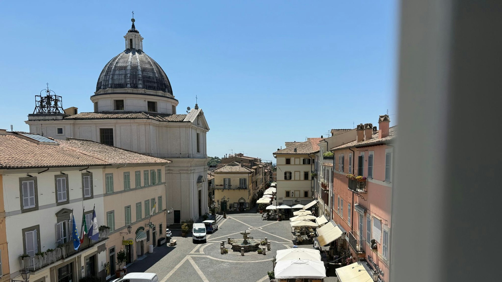 Auf dem Platz vor dem Apostolischen Palast sind nur wenige Leute unterwegs.