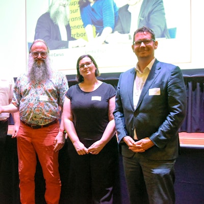 Das Foto zeigt die Vertreter des AWH und des Preisträgers bei der Preisübergabe im Feierabendhaus.