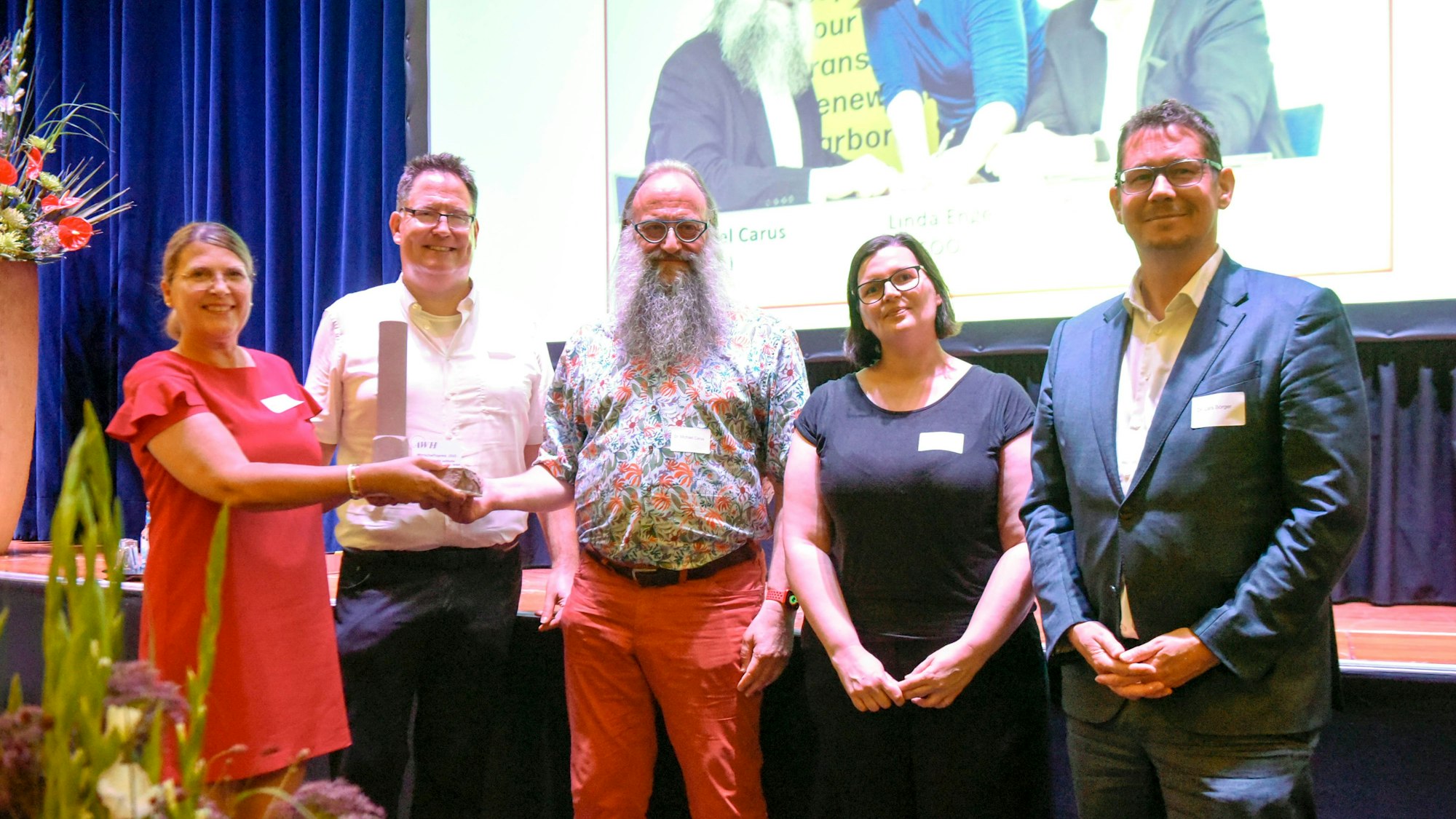 Das Foto zeigt die Vertreter des AWH und des Preisträgers bei der Preisübergabe im Feierabendhaus.