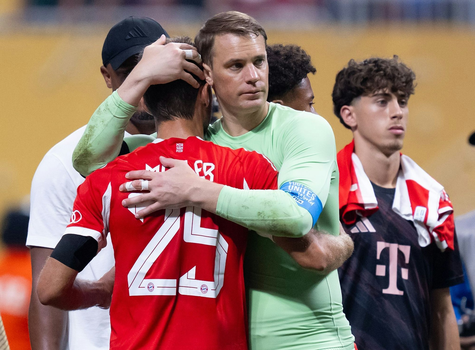 Manuel Neuer (r) nimmt seinen Weggefährten Thomas Müller nach dem letzten Spiel für den FC Bayern in den Arm.
