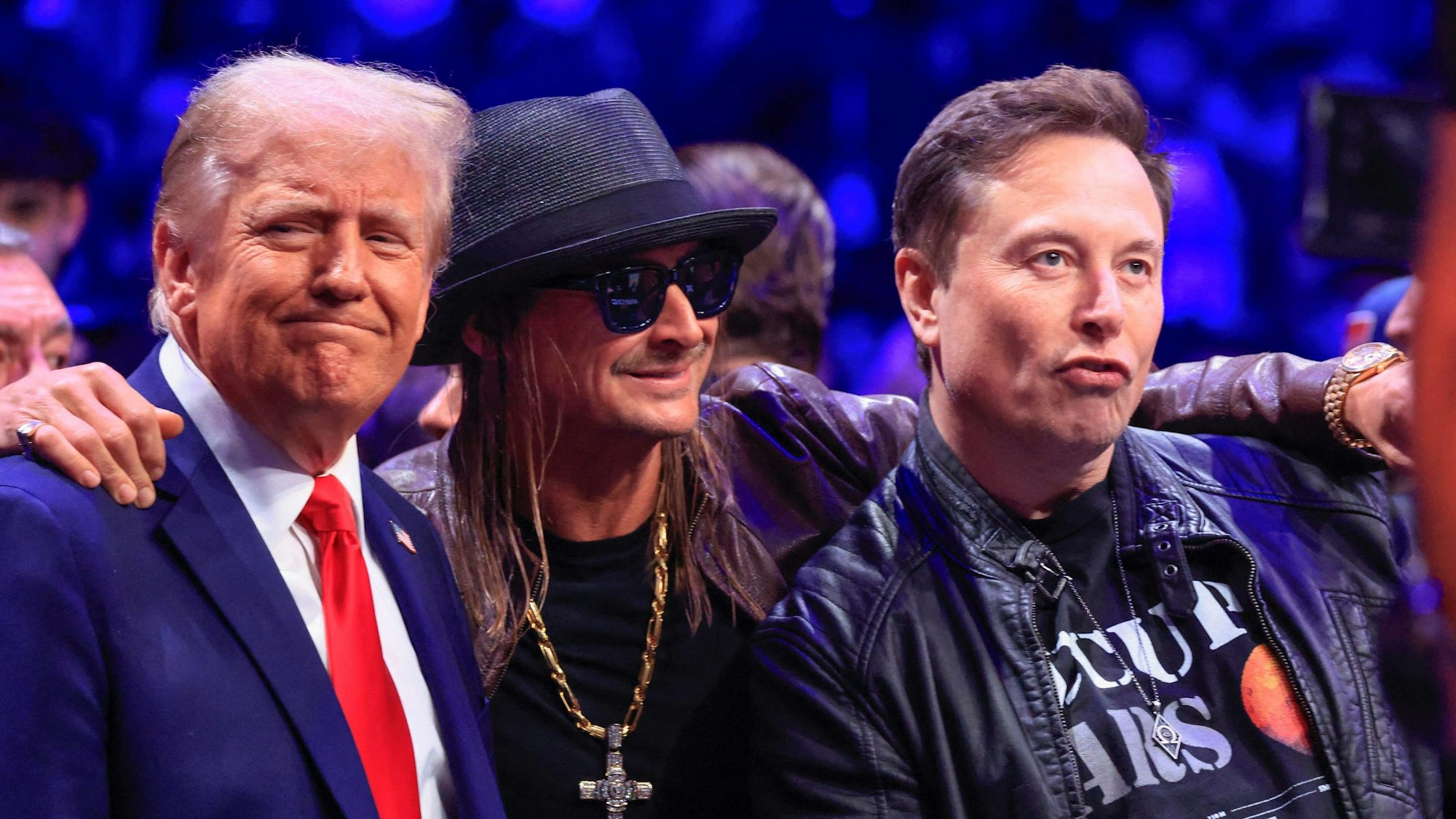 Ein Bild aus anderen Zeiten: Im November 2024 posierte Tech-Milliardär Elon Musk (r,) noch gemeinsam mit Donald Trump und Sänger Kid Rock (M.)