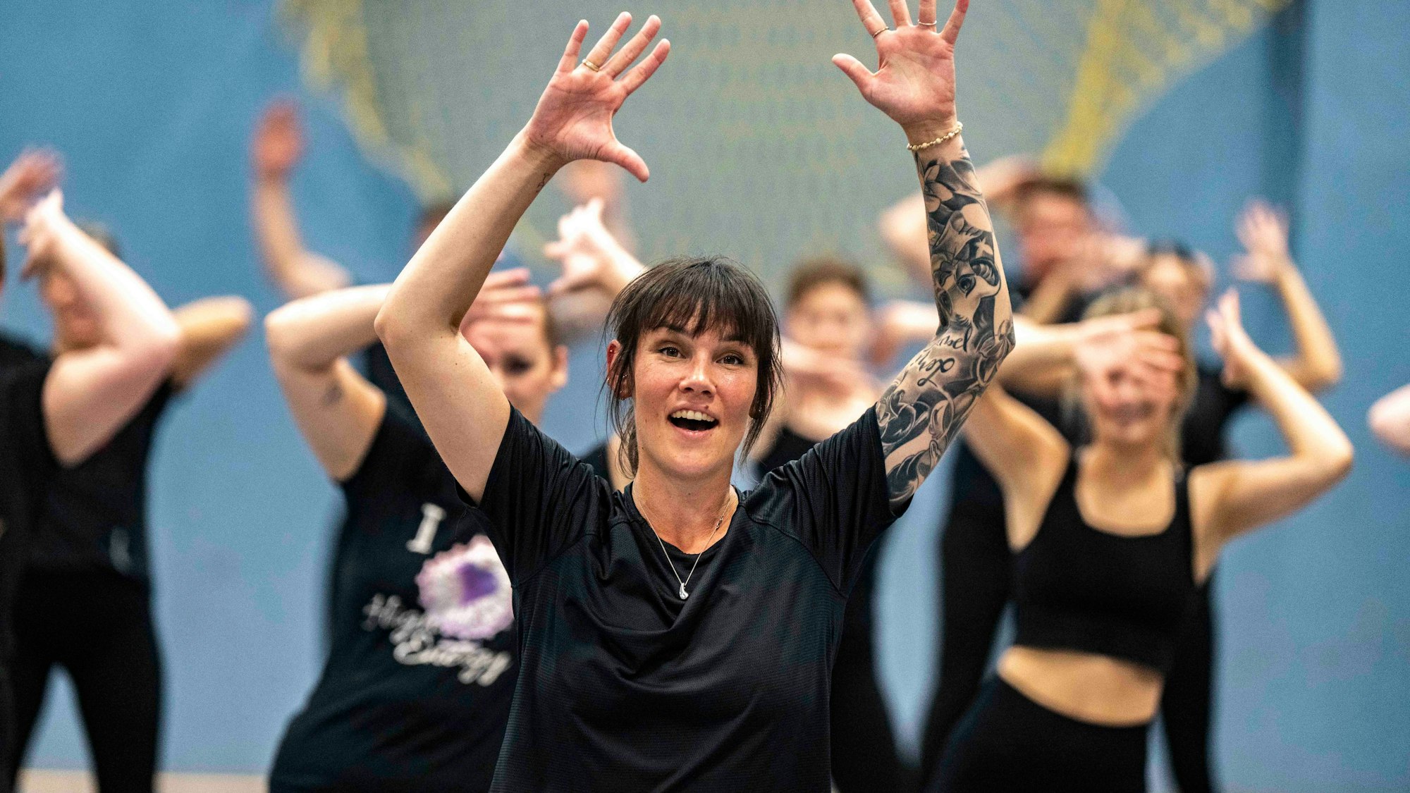 Das Bild zeigt die Trainerin, wie sie tanzt.