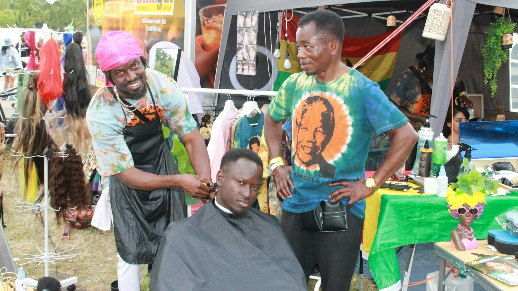 Ein Haarschnitt fürs Festival: Alfred Kofi Boateng und Prince Baka bieten ihre Dienste auf dem Parkplatz an.