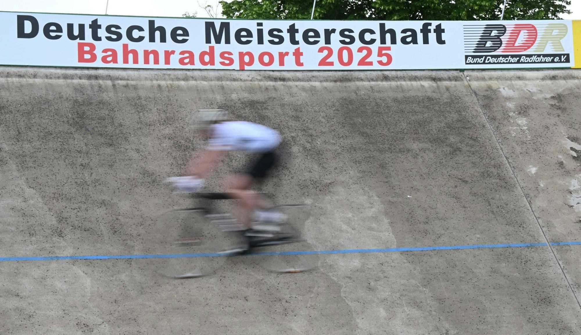 Beim Keirin hat sich ein schwerer Unfall ereignet, die Meisterschaften wurden abgebrochen.