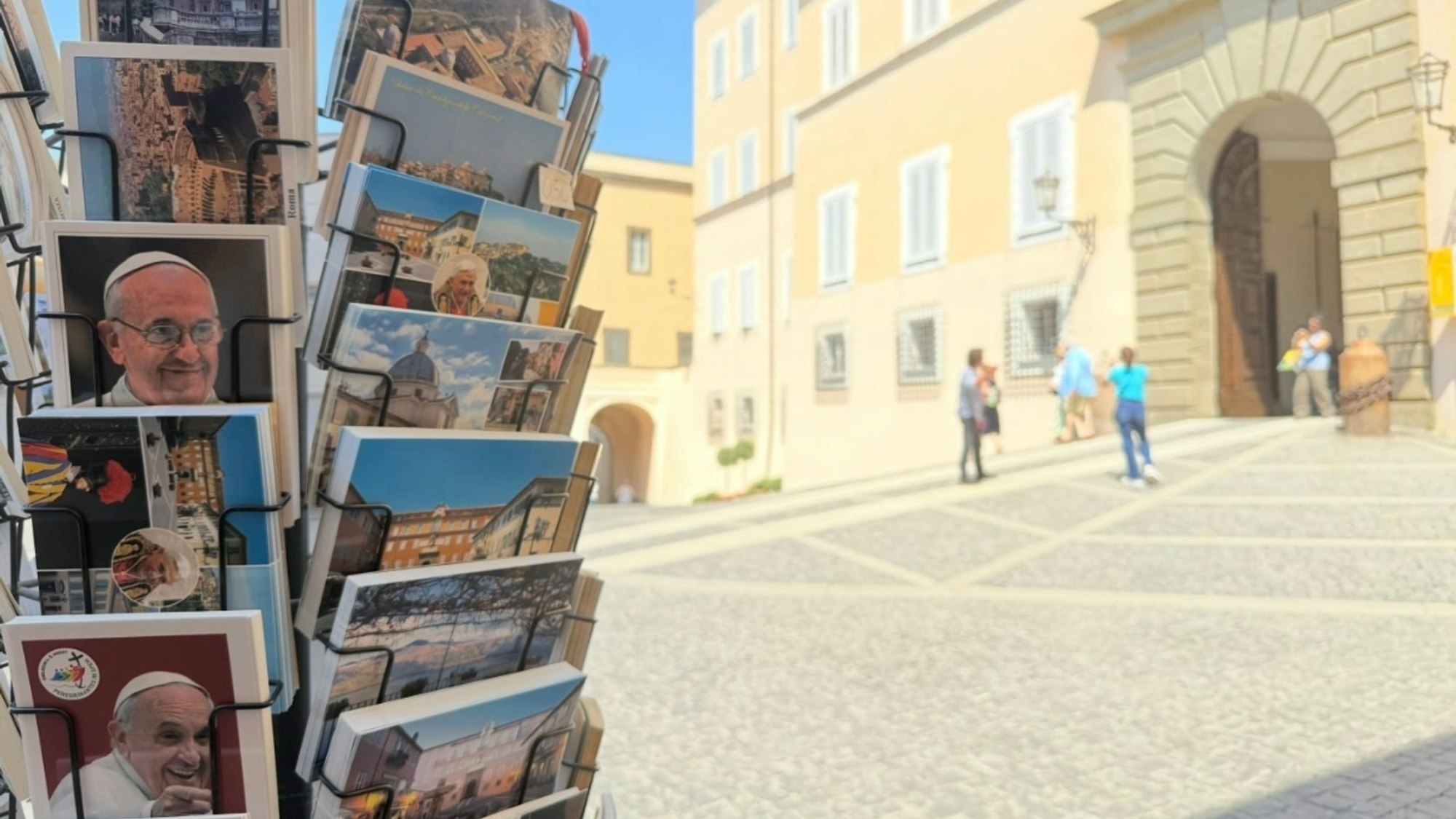 Noch fehlen vor dem Papstpalast in Castel Gandolfo die Postkarten mit Leo XIV.