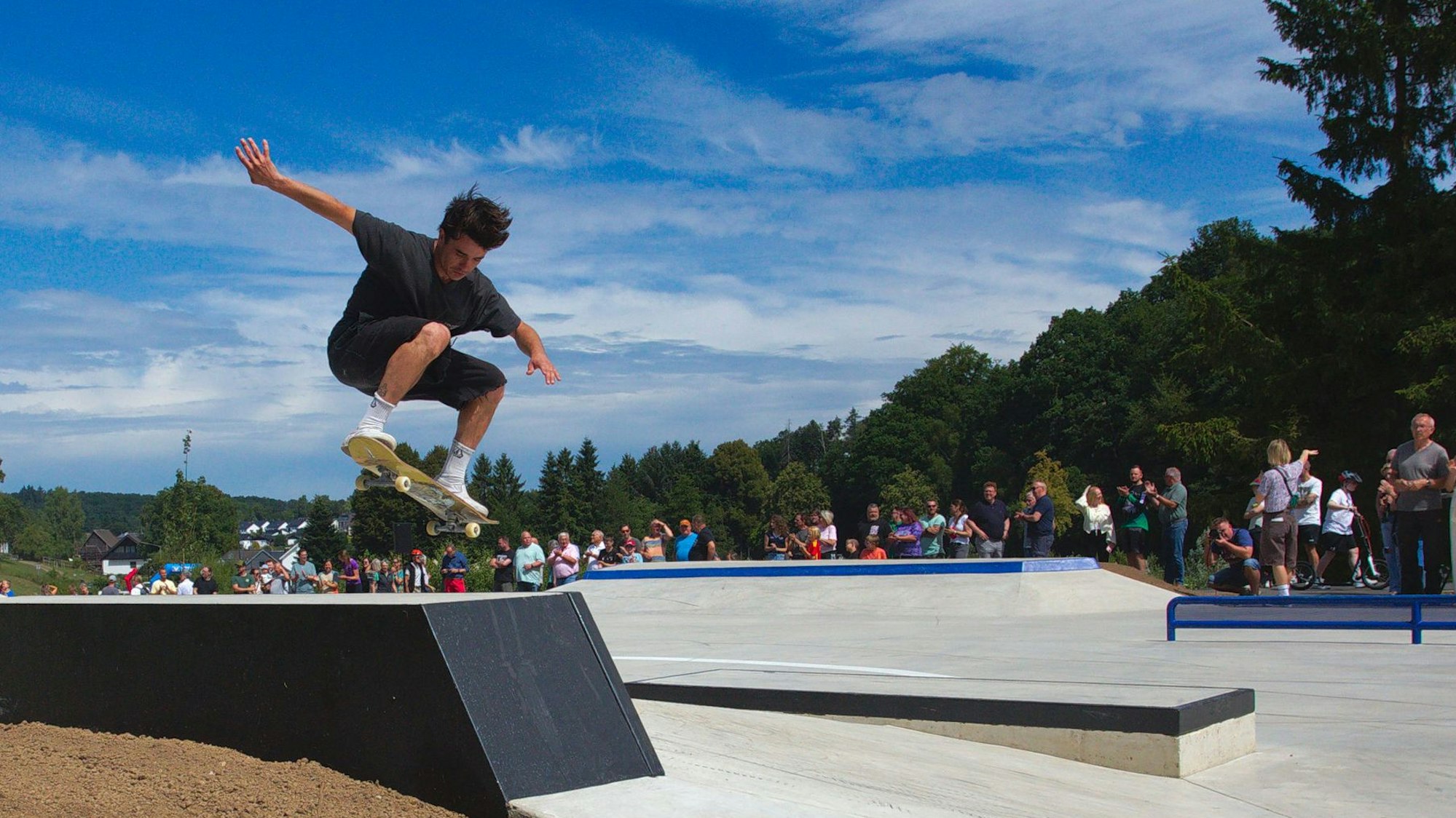 Der Kölner Jan Hoffmann gehörte zu den Profi-Sportlern, die in Waldbröl bei der Eröffnungsshow des Skate- und Bikeparks ihr Können demonstrierten.