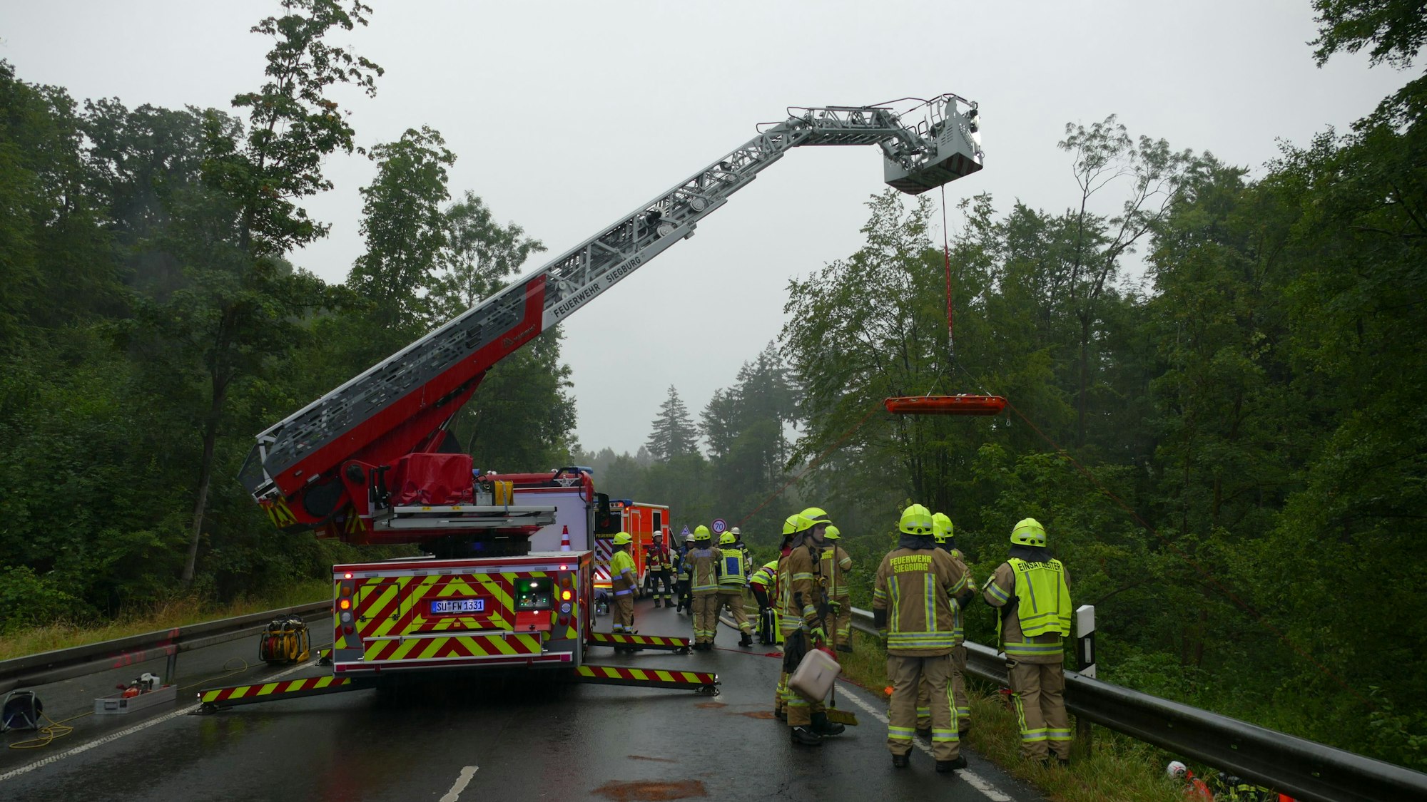 Mit einer Trage hievten die Einsatzkräfte den Verunglückten aus dem Abgrund nach oben.