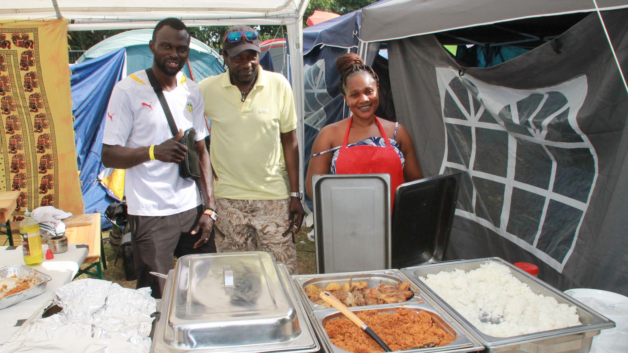 Kulinarische Höhepunkte: Ibrahim und seine Freunde kochen gambische Gerichte für die Festivalbesucher.