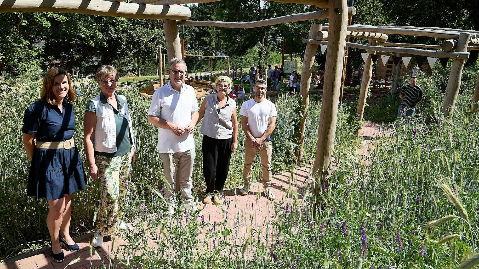 Ines Hermanns, Barbara Widdau, Ursula Kreuer und Andreas Baur stehen auf dem Außengelände der Kita Annex in Nettersheim.