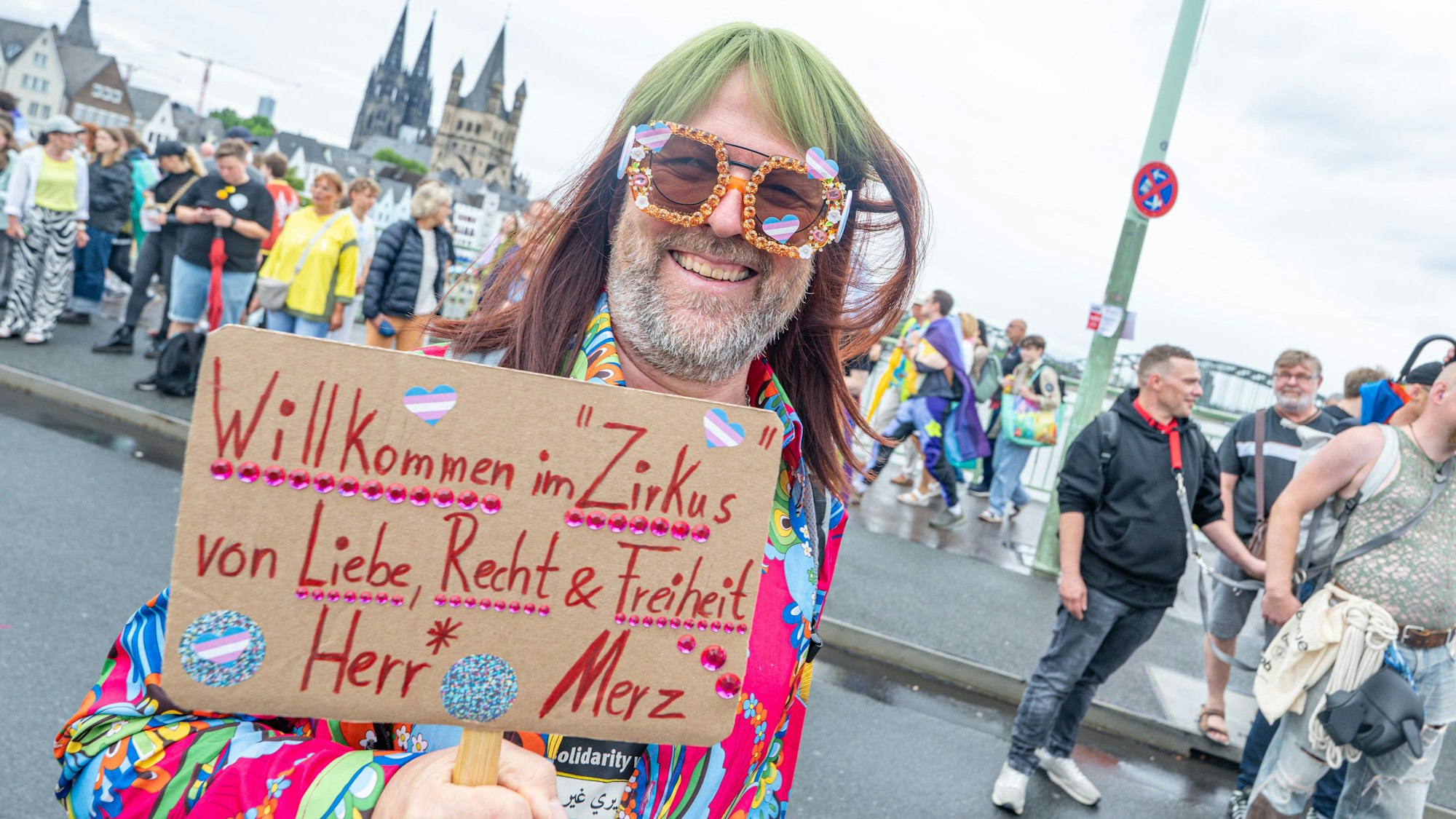 Mann mit Plakat.