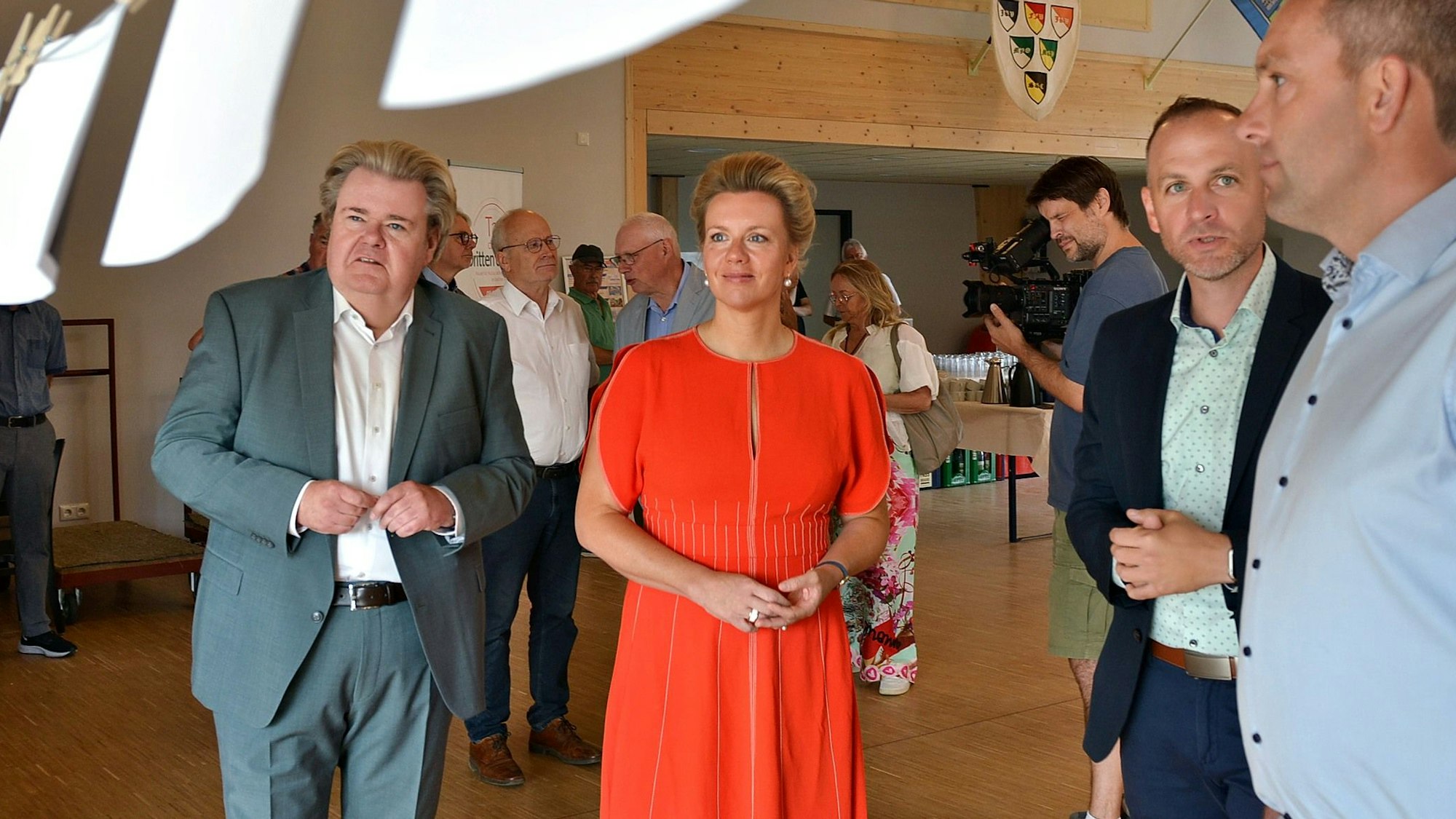 MdL Klaus Voussem, Kulturministerin Ina Brandes, Dodo Geschäftsführer Tobias Heidemann und Vereinskartellvorsitz Jens Breuer stehen zusammen.
