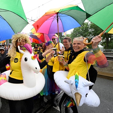 Teilnehmer des Christopher-Street-Day (CSD) Umzugs mit bunten Outfits zelebrieren ihren Protest in den Straßen der Stadt.